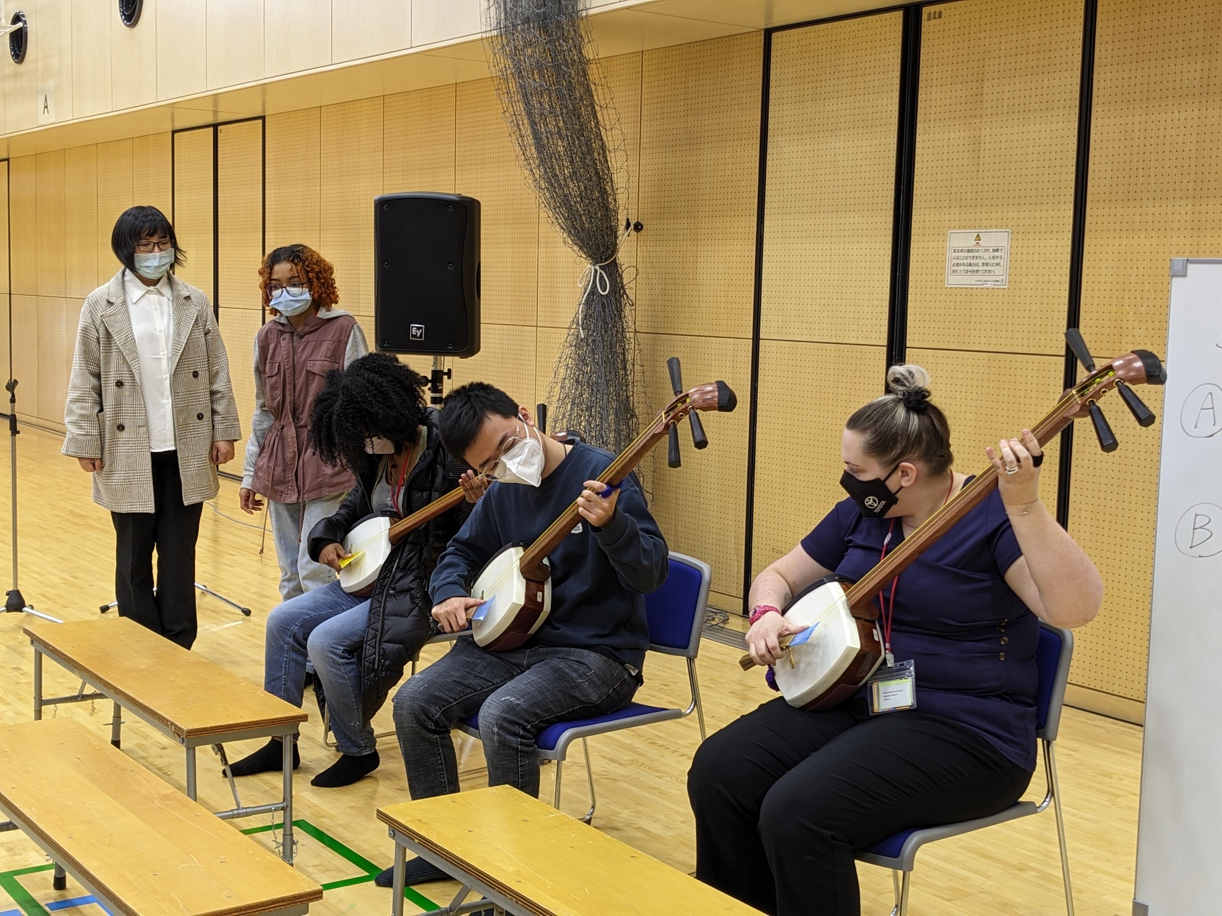 津軽三味線を学ぶ音楽講座の様子