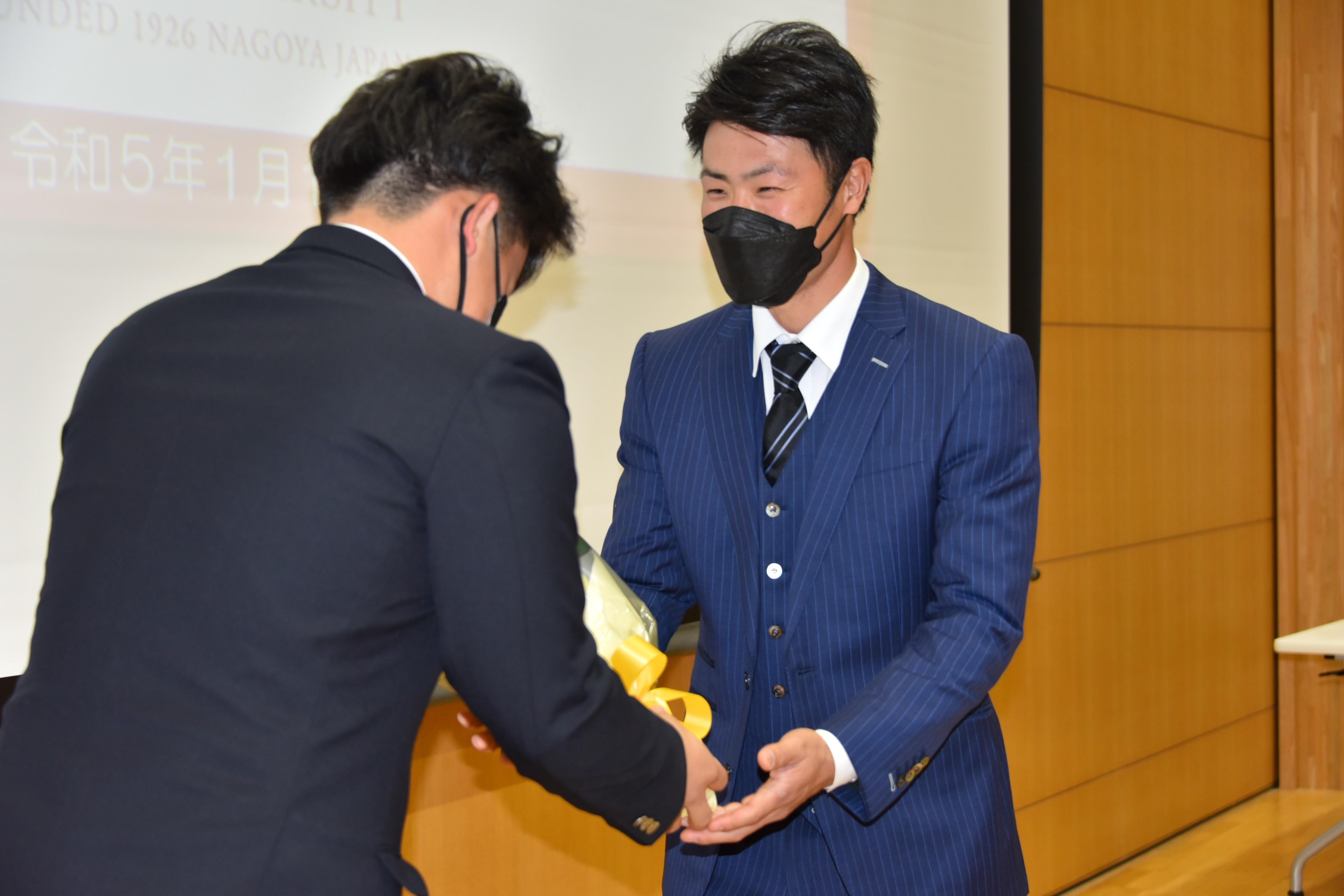 伊藤主将（左）から花束を渡される森越さん