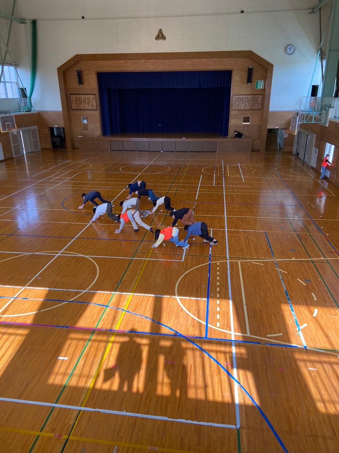 大島小学校で体育館清掃活動