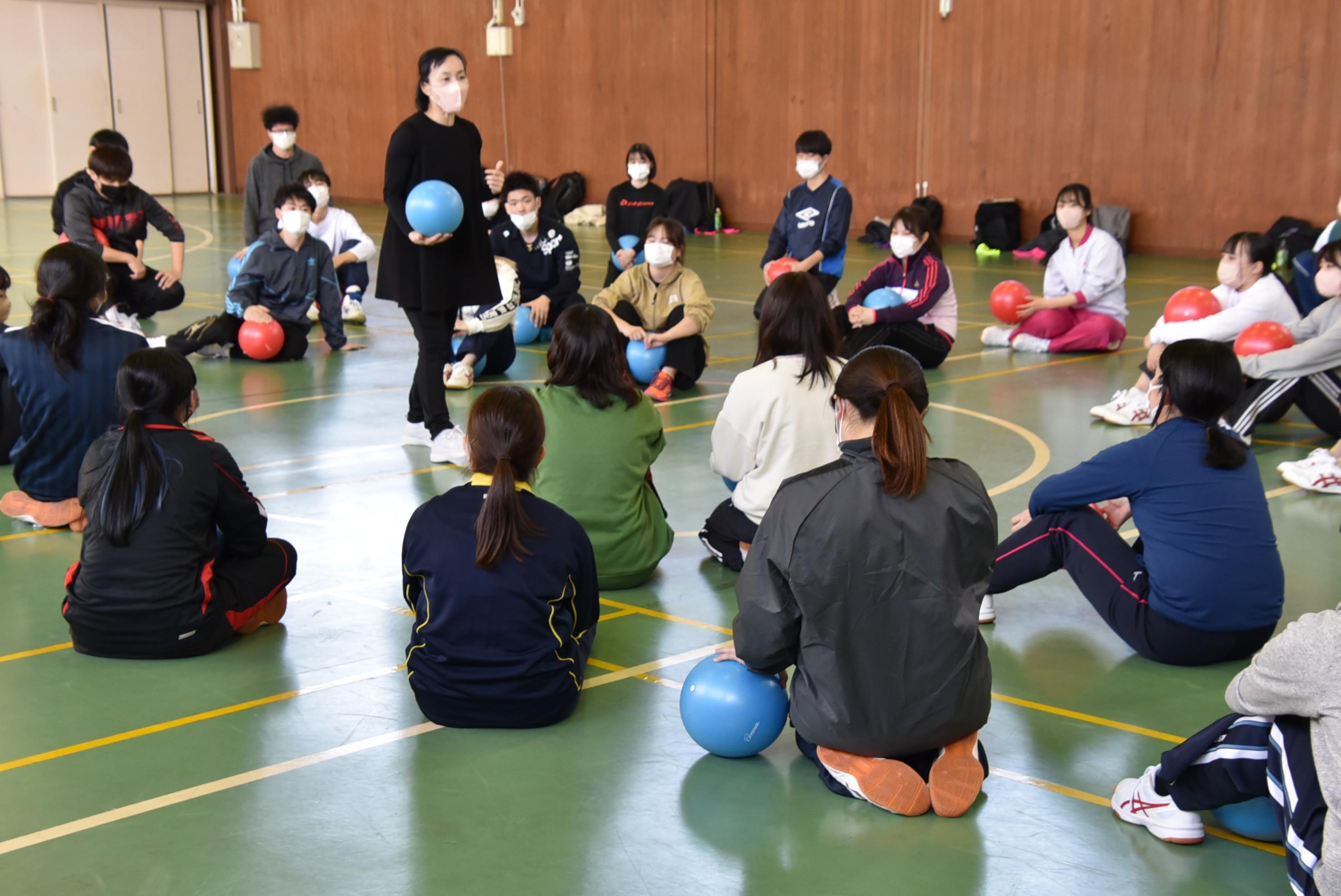 受講生にアドバイスする日本体育大学の伊藤由美子准教授