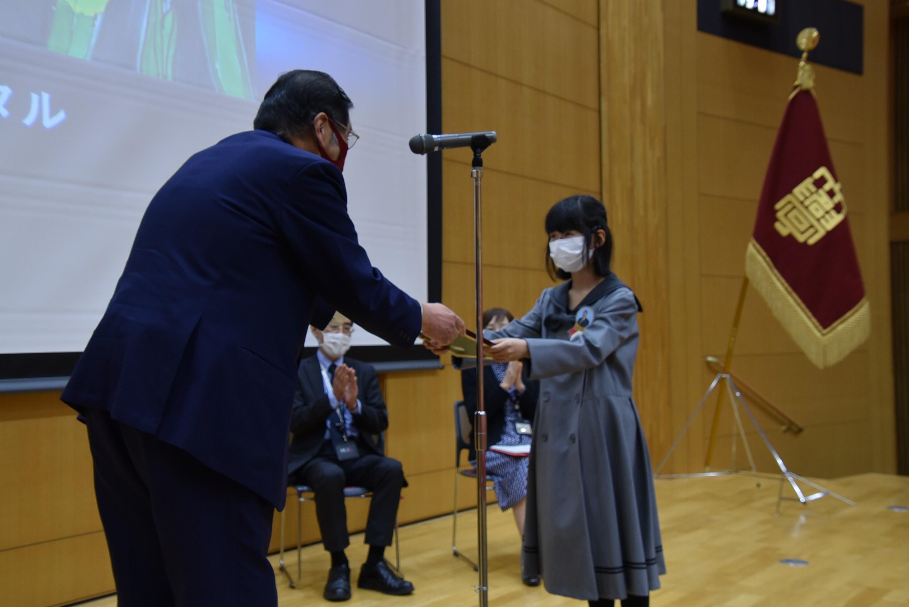 表彰状を受け取る学長賞受賞の川口真依さん