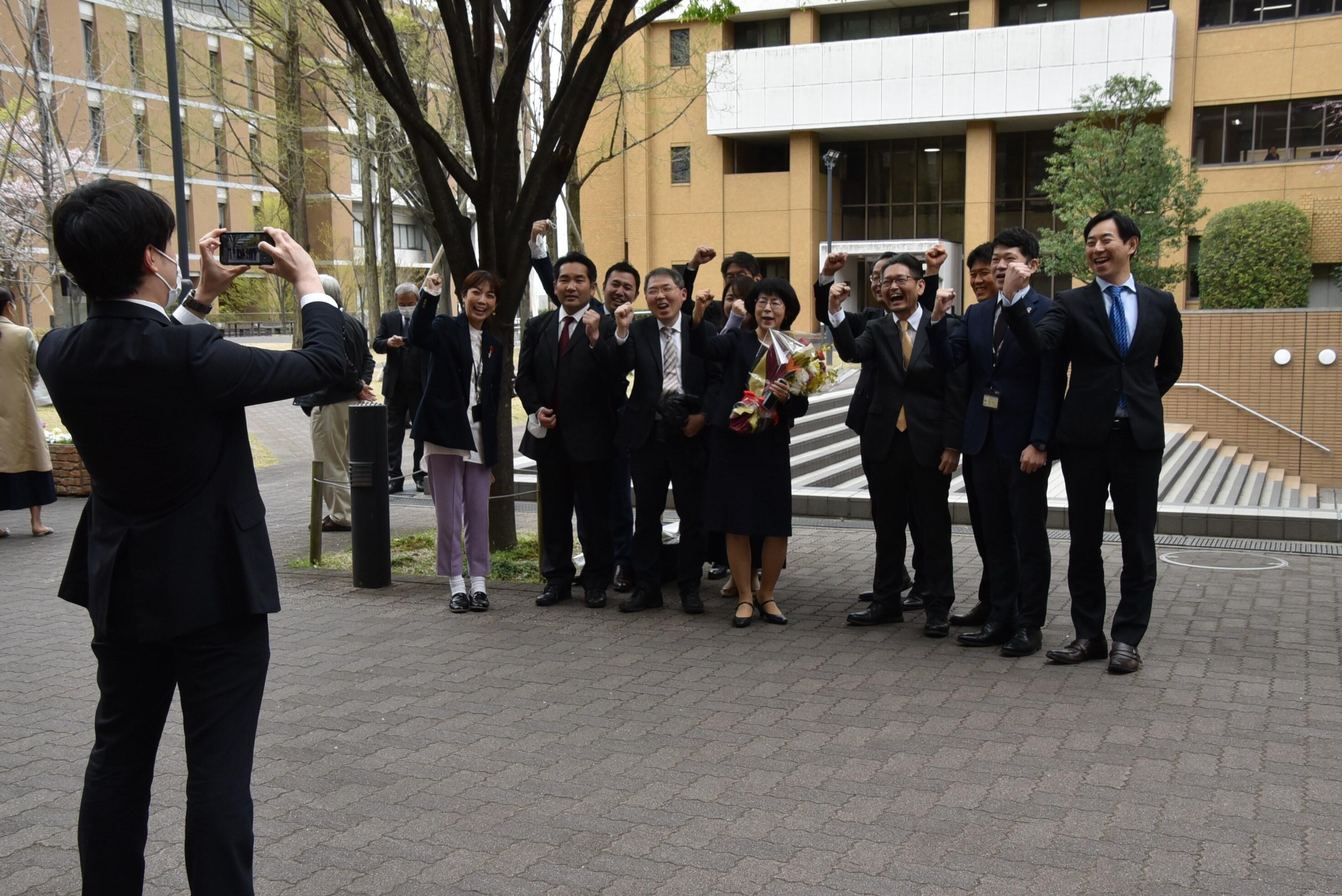 二神真美外国語学部教授を囲んで