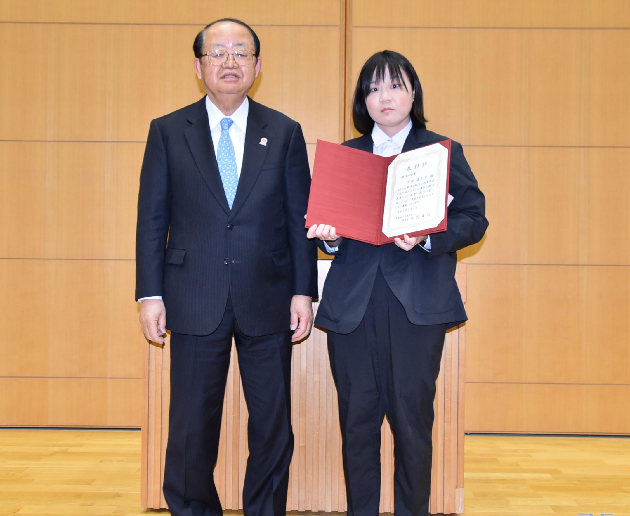 教育功労賞受賞の宮田准教授（右）と立花理事長