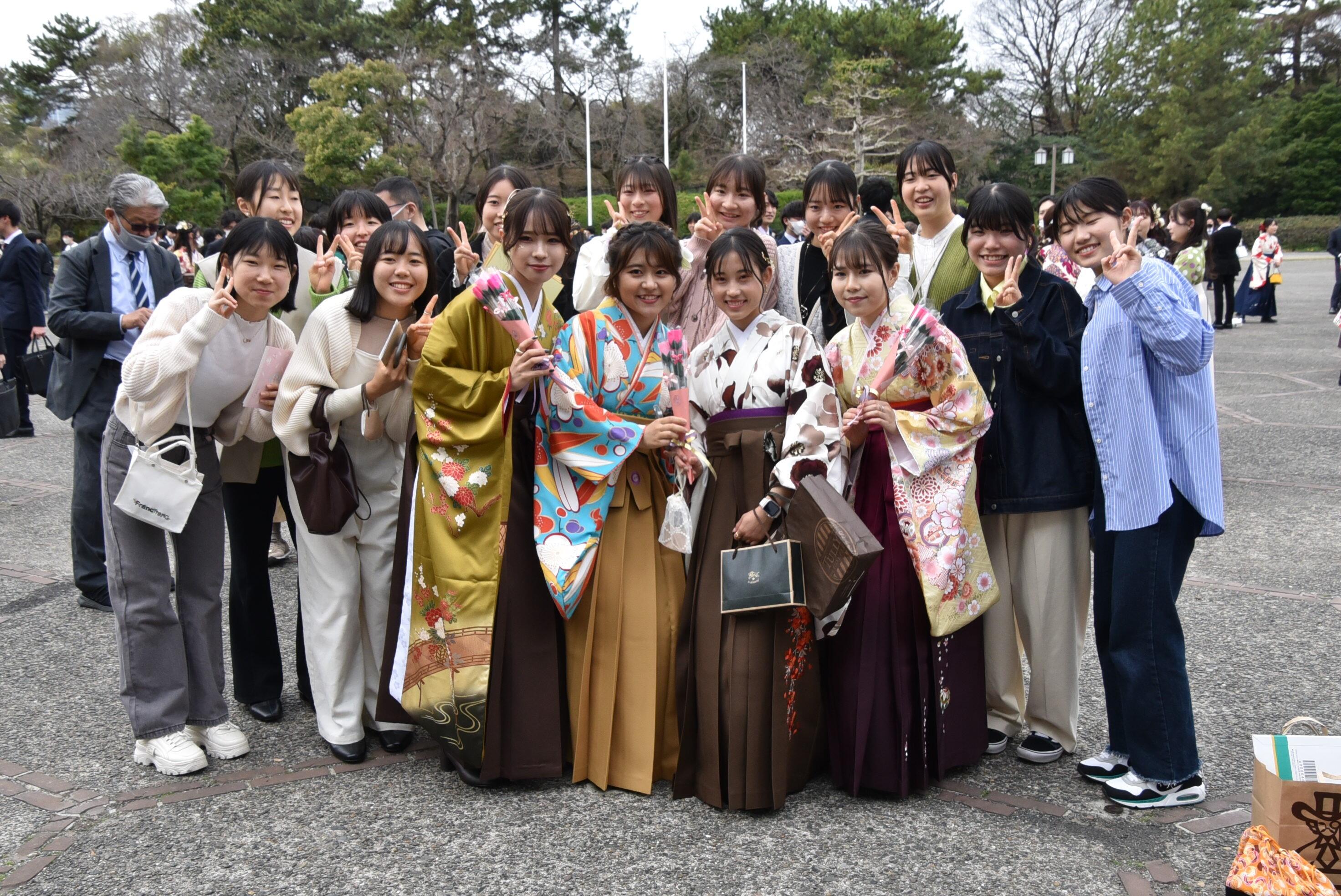 女子駅伝部も卒業生を囲んで