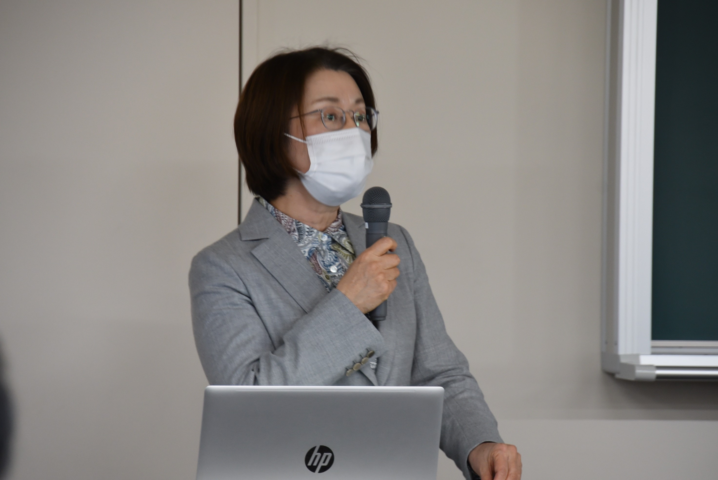 発表する京都産業大学の吉岡美子教授