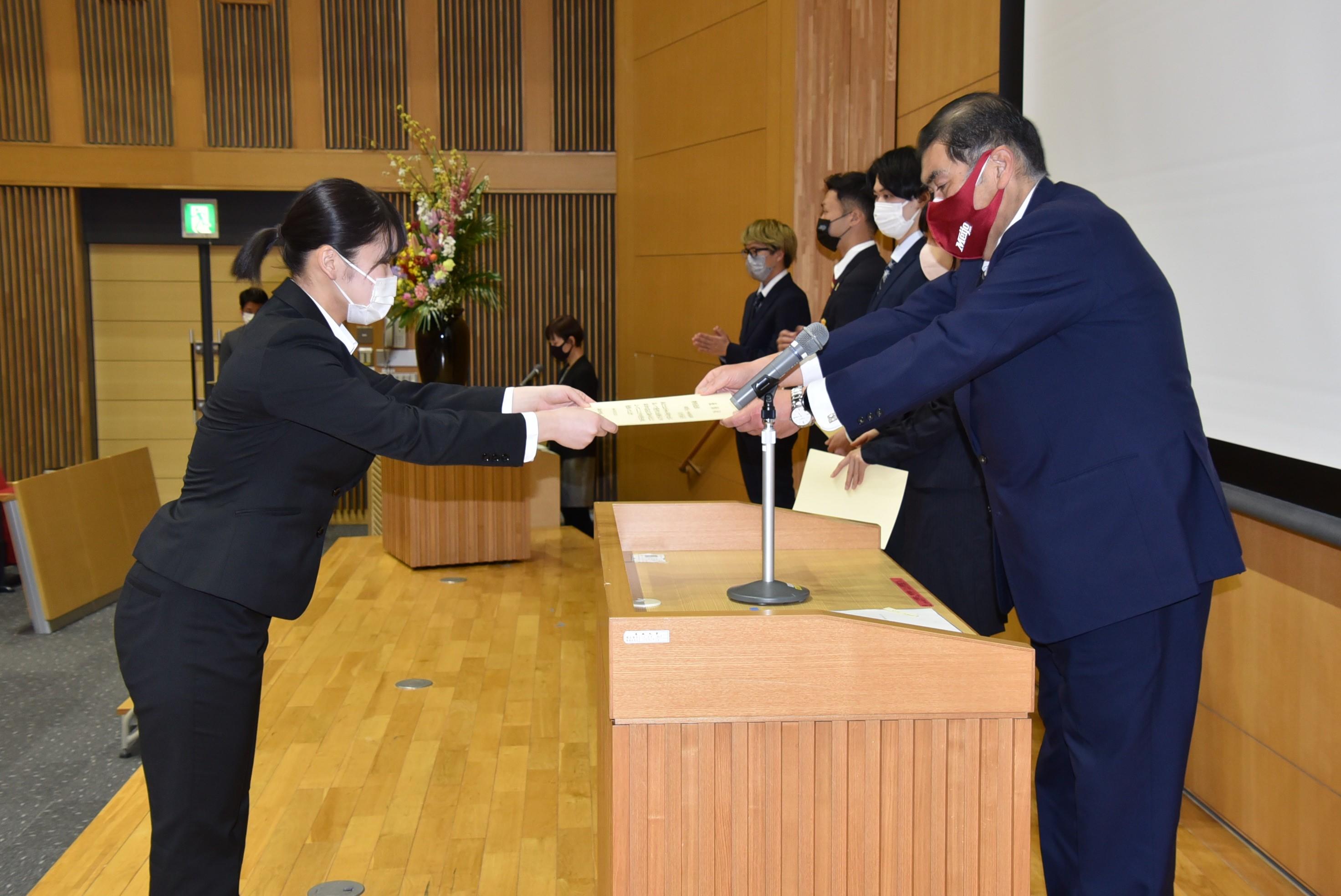 特別表彰の表彰状を受け取る少林寺拳法部の川村さん