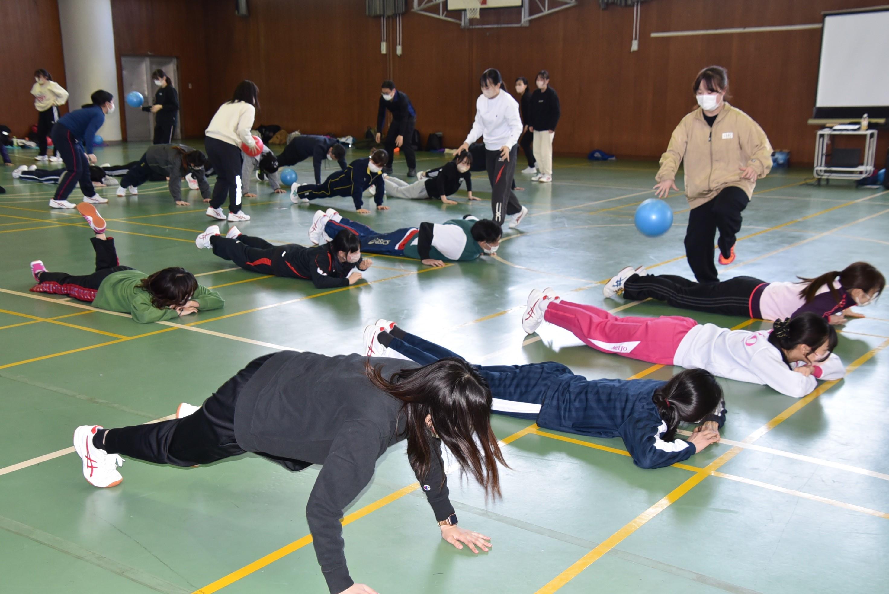 手軽な体操や本格的な健康づくり体操を実践する学生ら