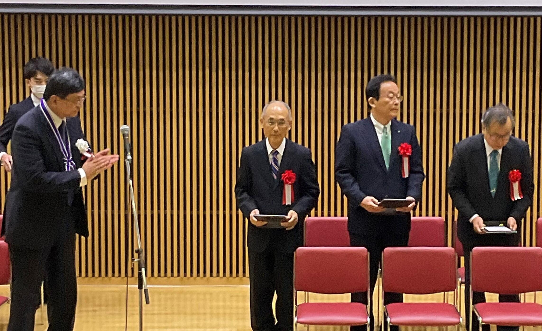 日本薬学会第143年会で名誉会員の称号を贈られた森教授（右から3人目）