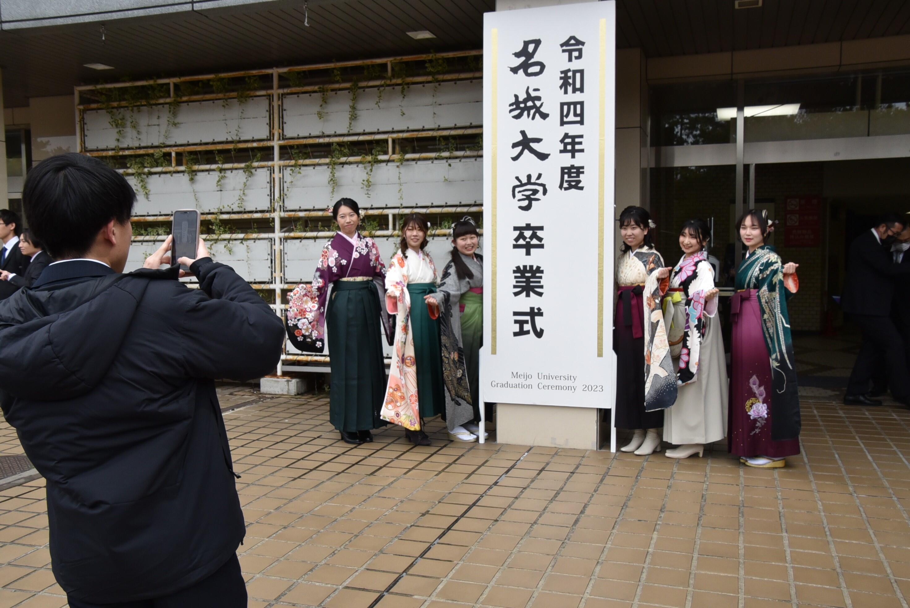 入口前で記念撮影する卒業生