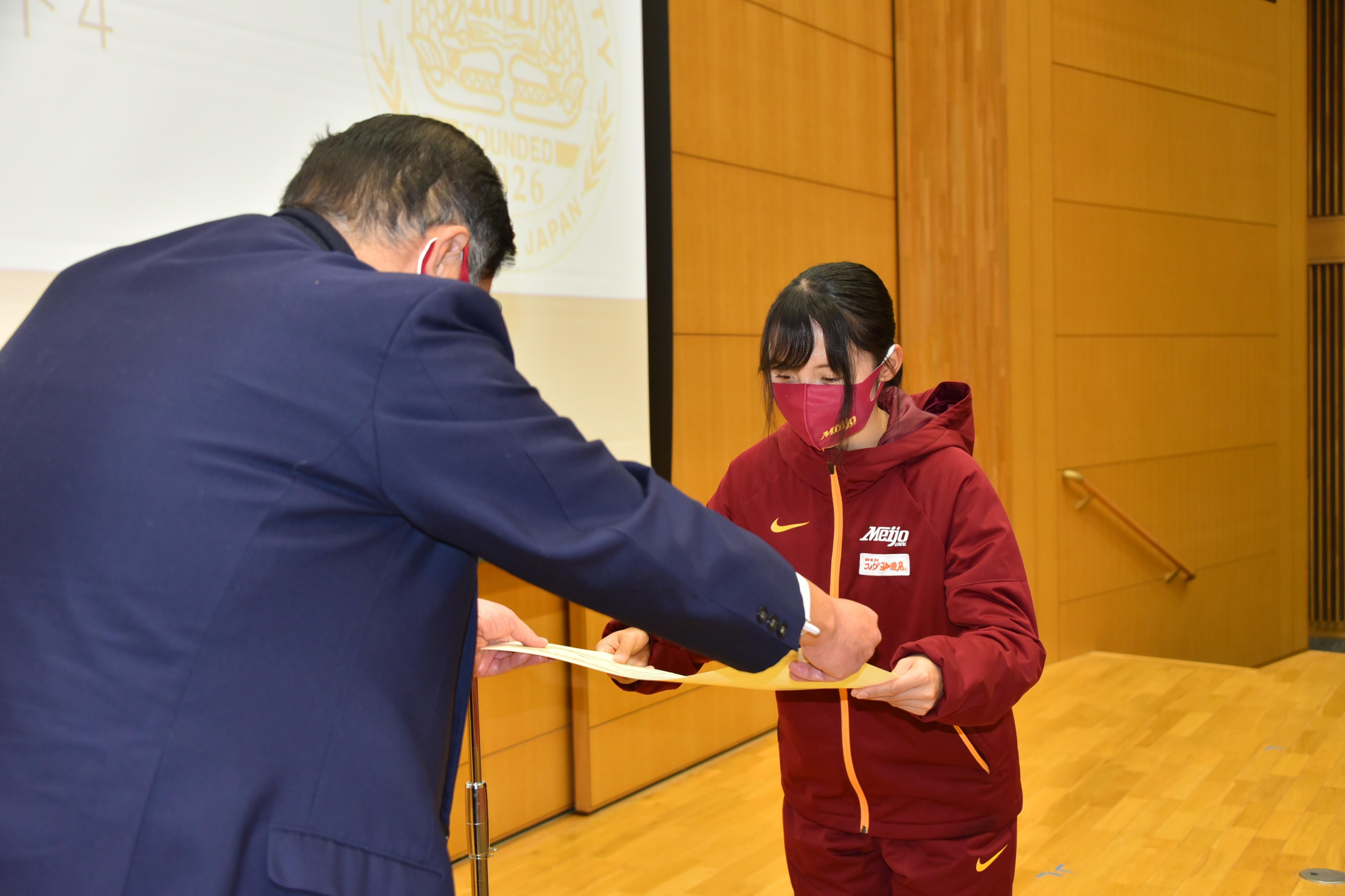 表彰状を受け取る女子駅伝部の増渕主将