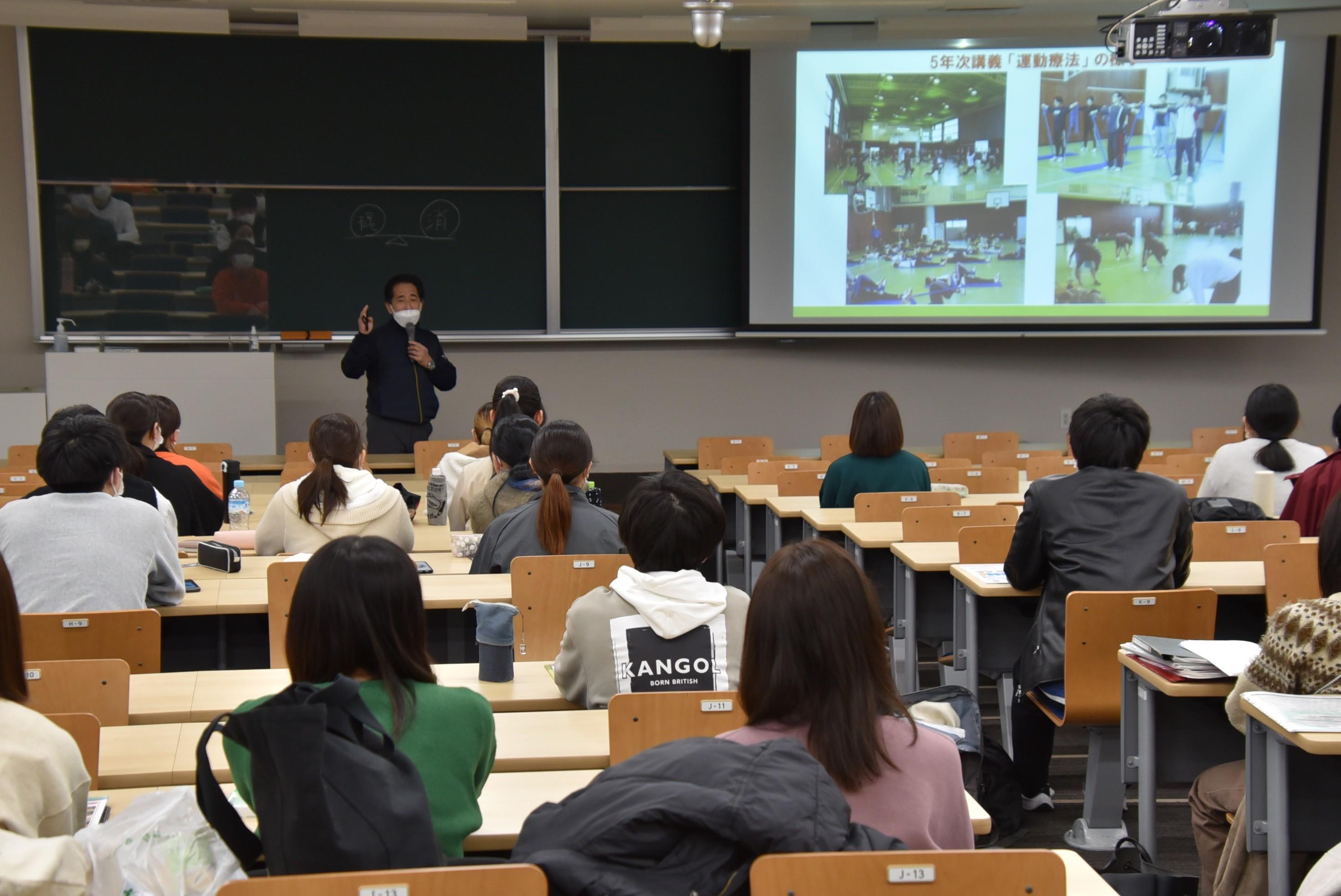 座学で健康づくりに必要な知識などを学ぶ受講生