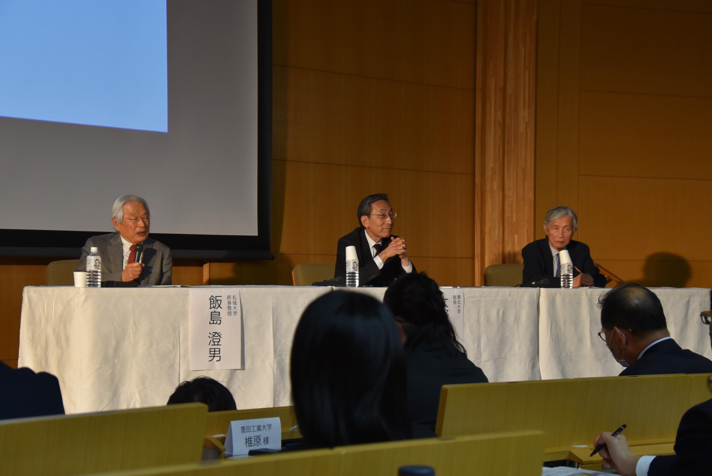 （左から）飯島終身教授、大野総長、佐川シニアフェロー