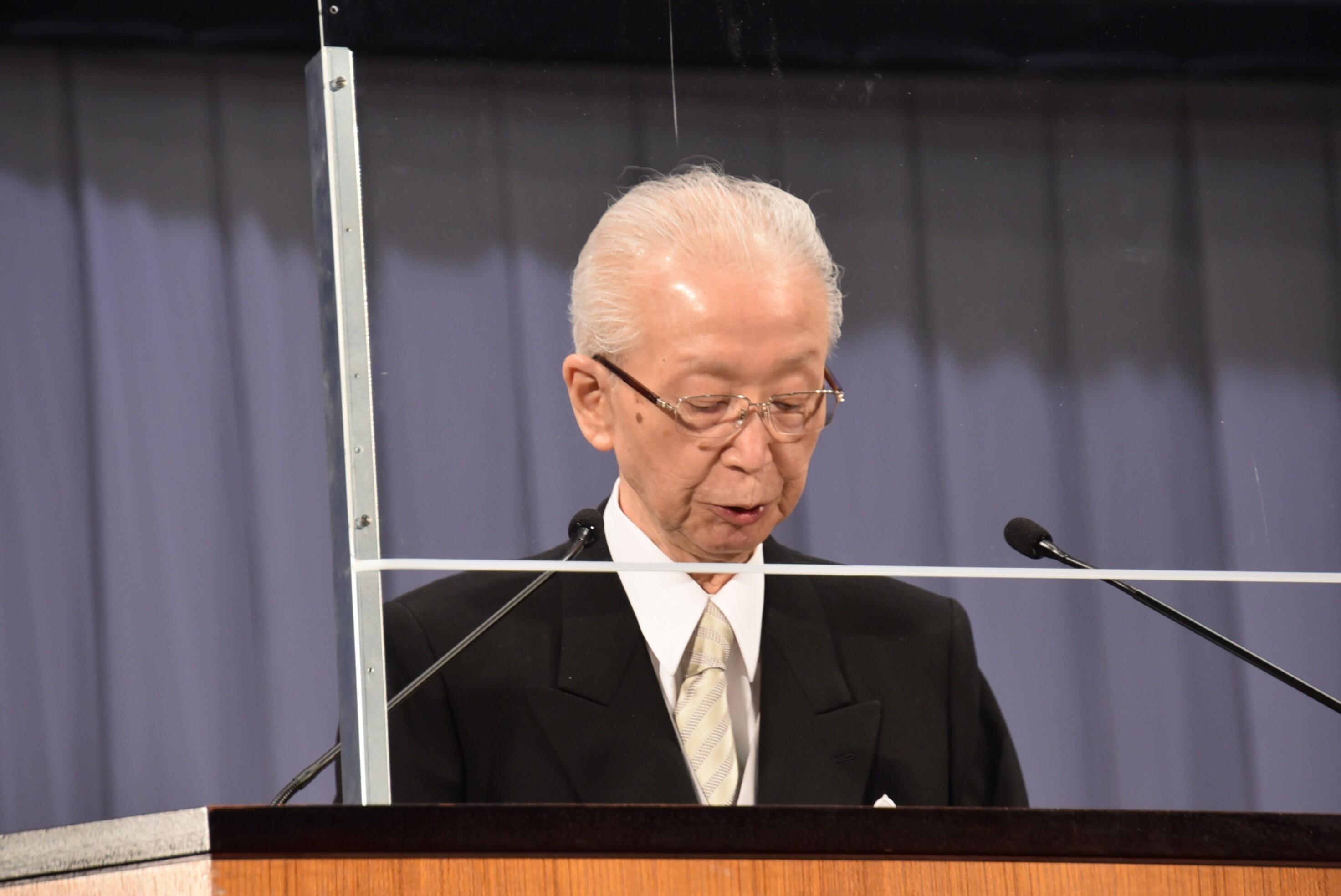 祝辞を述べる校友会の一柳会長