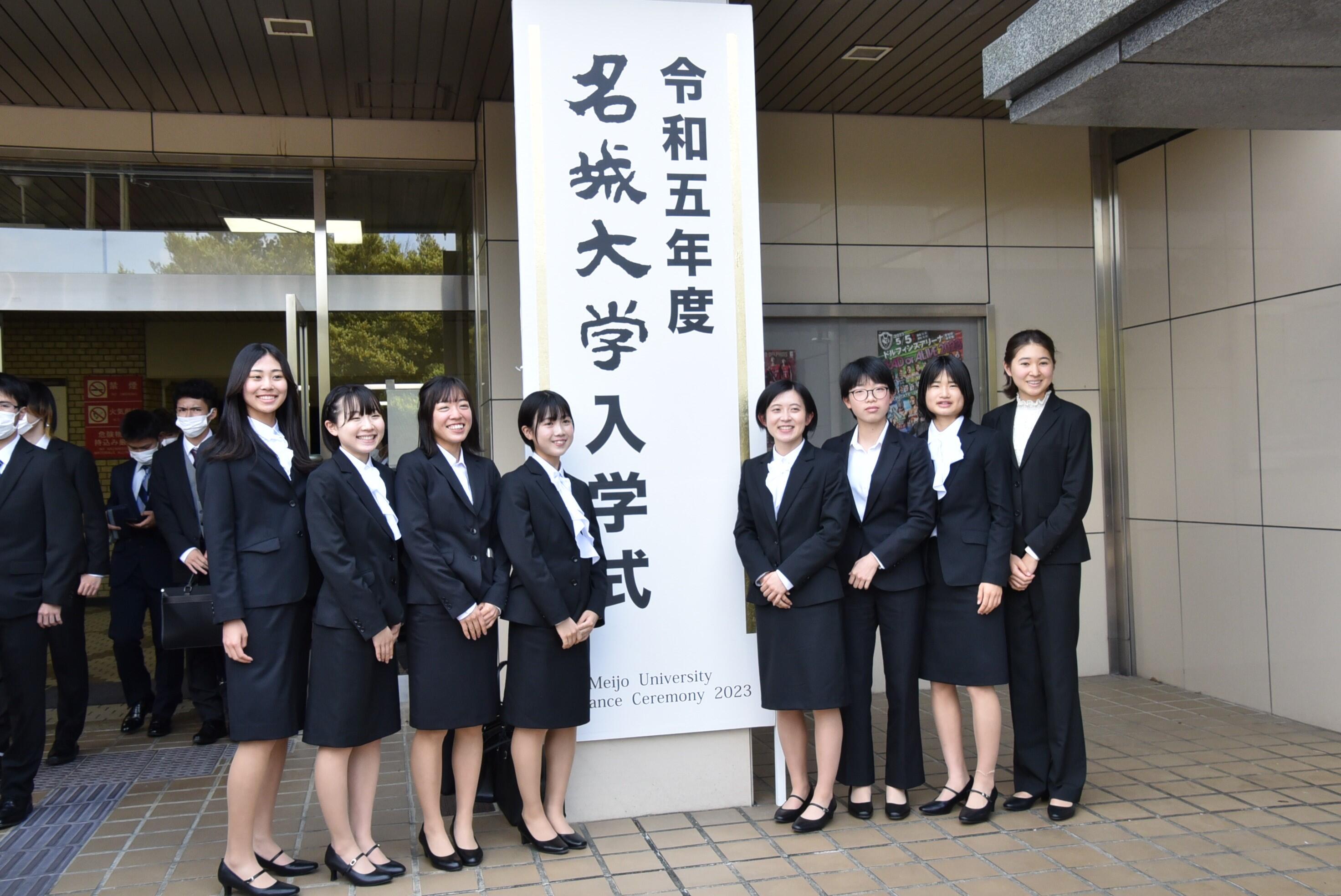 女子駅伝部の新入生8人もそろって記念撮影