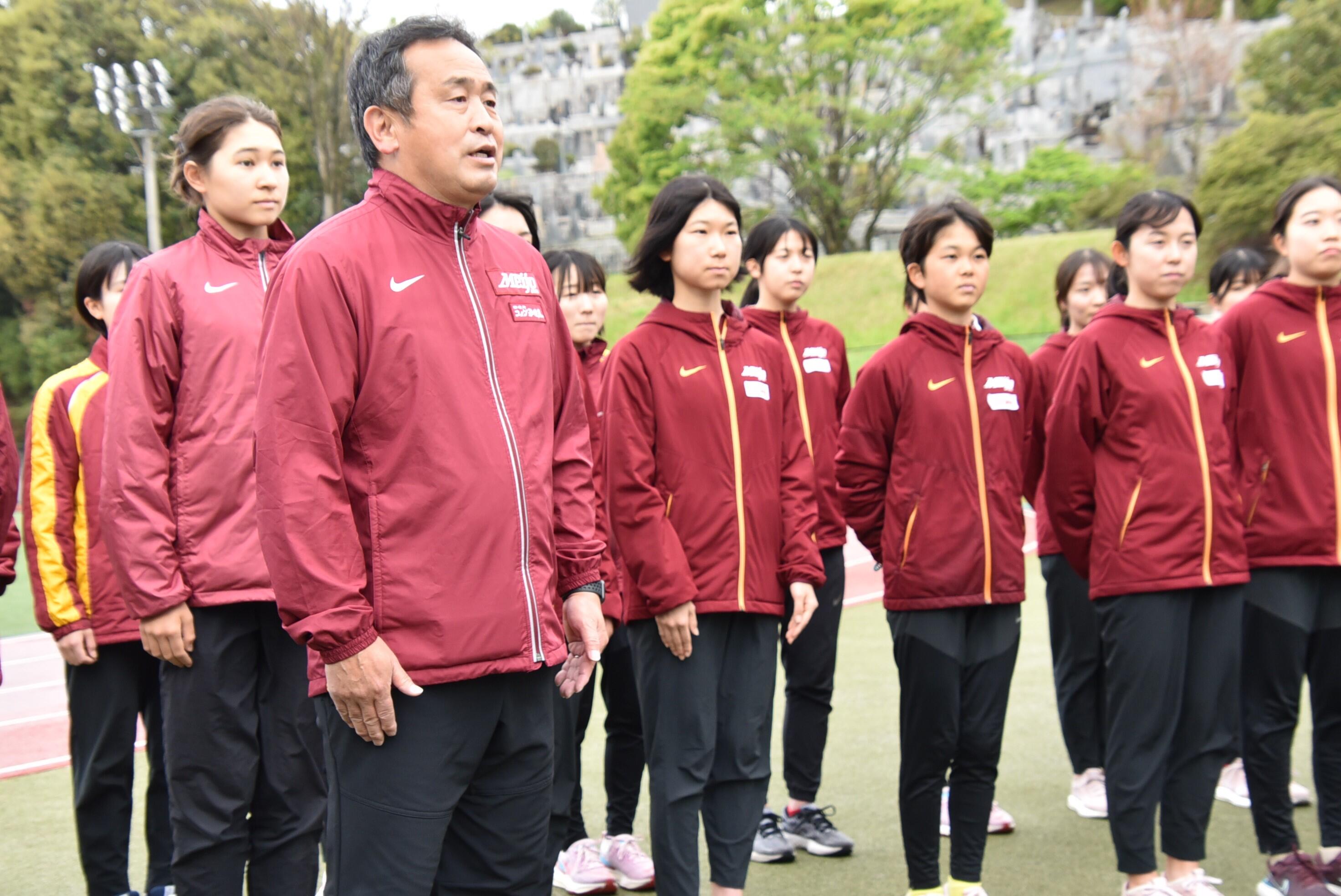 女子駅伝部を紹介する米田監督