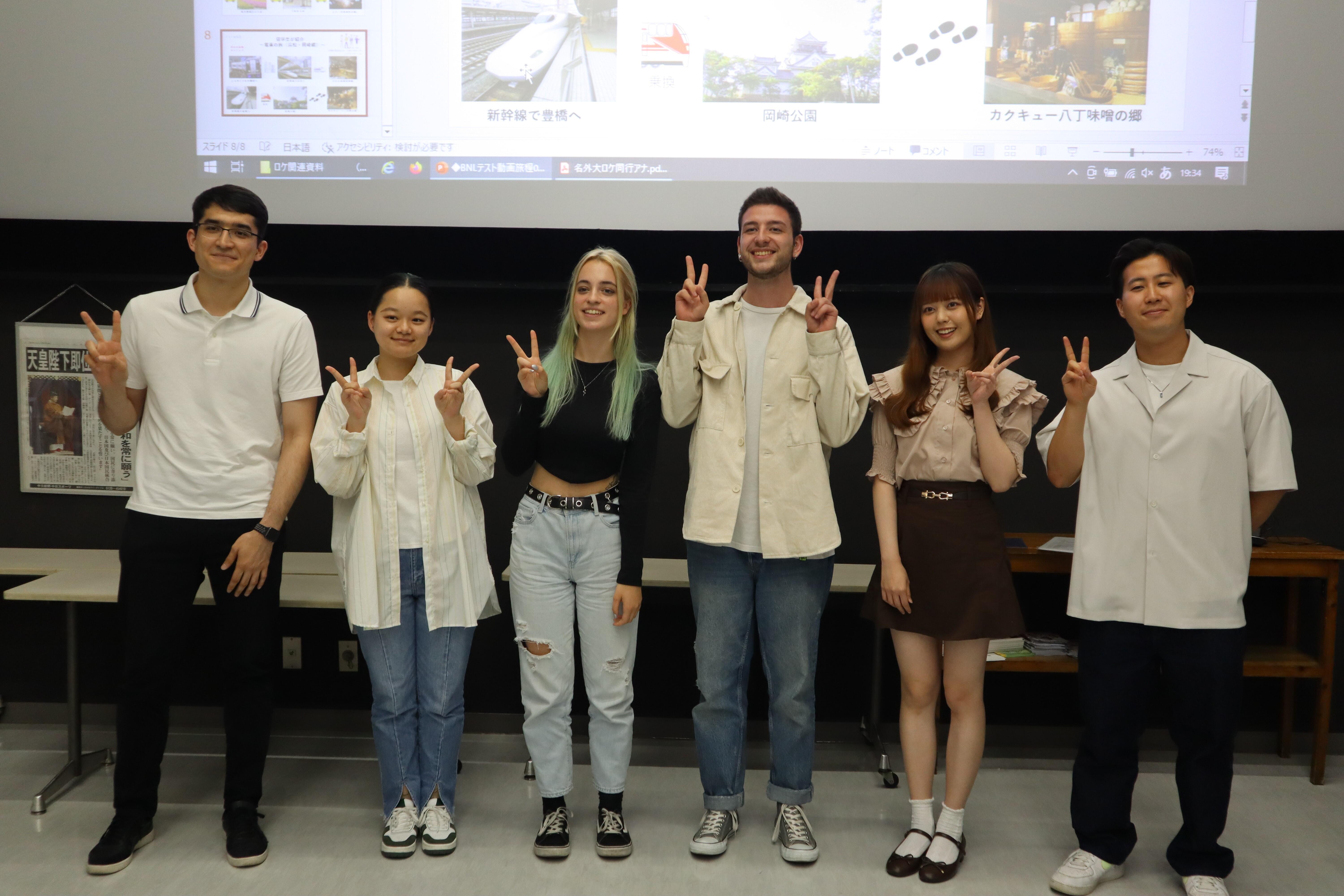 名古屋外国語大学のチームと一緒に記念撮影