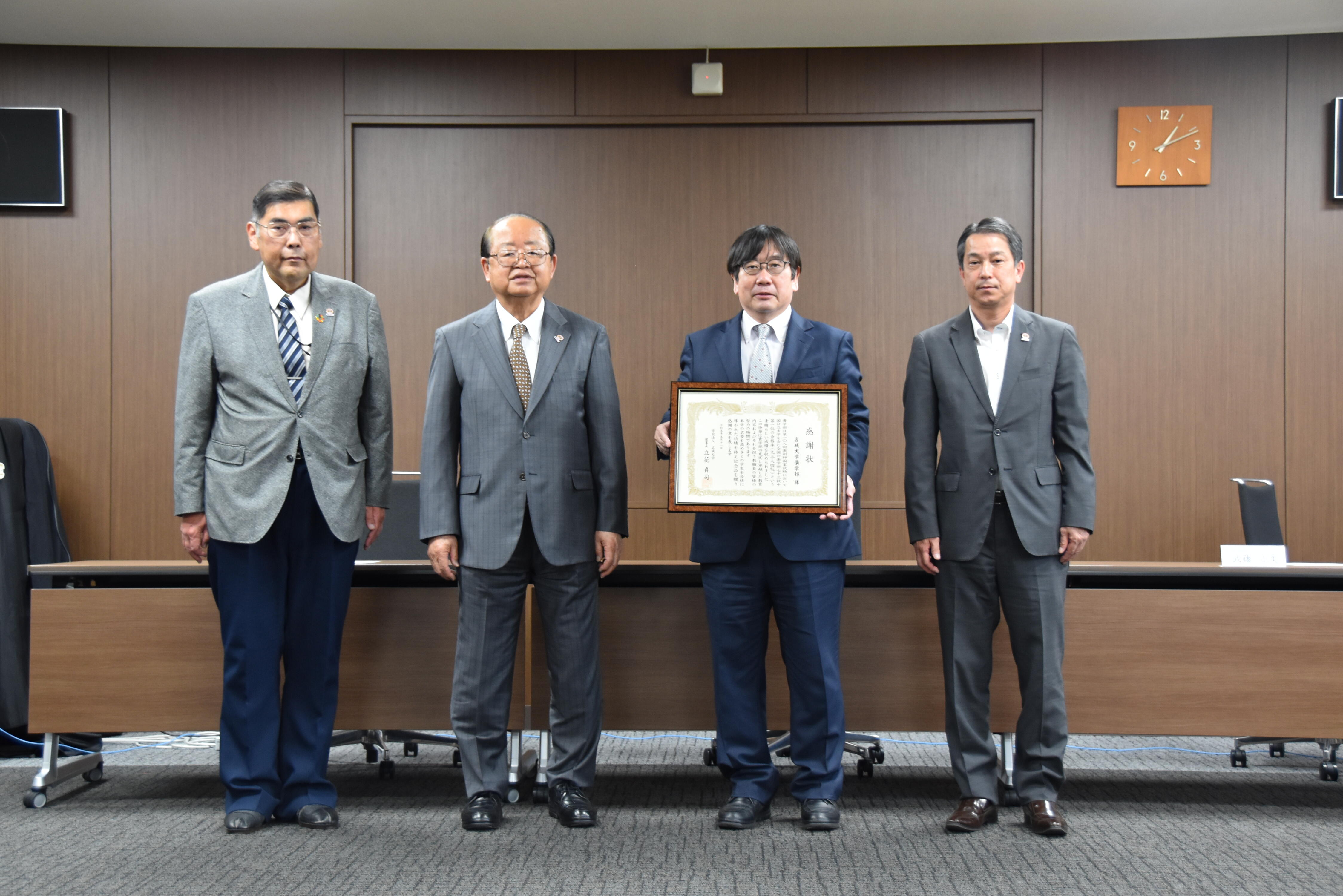 薬学部感謝状贈呈式で。（左から）小原学長、立花理事長、神野学部長、武藤理事