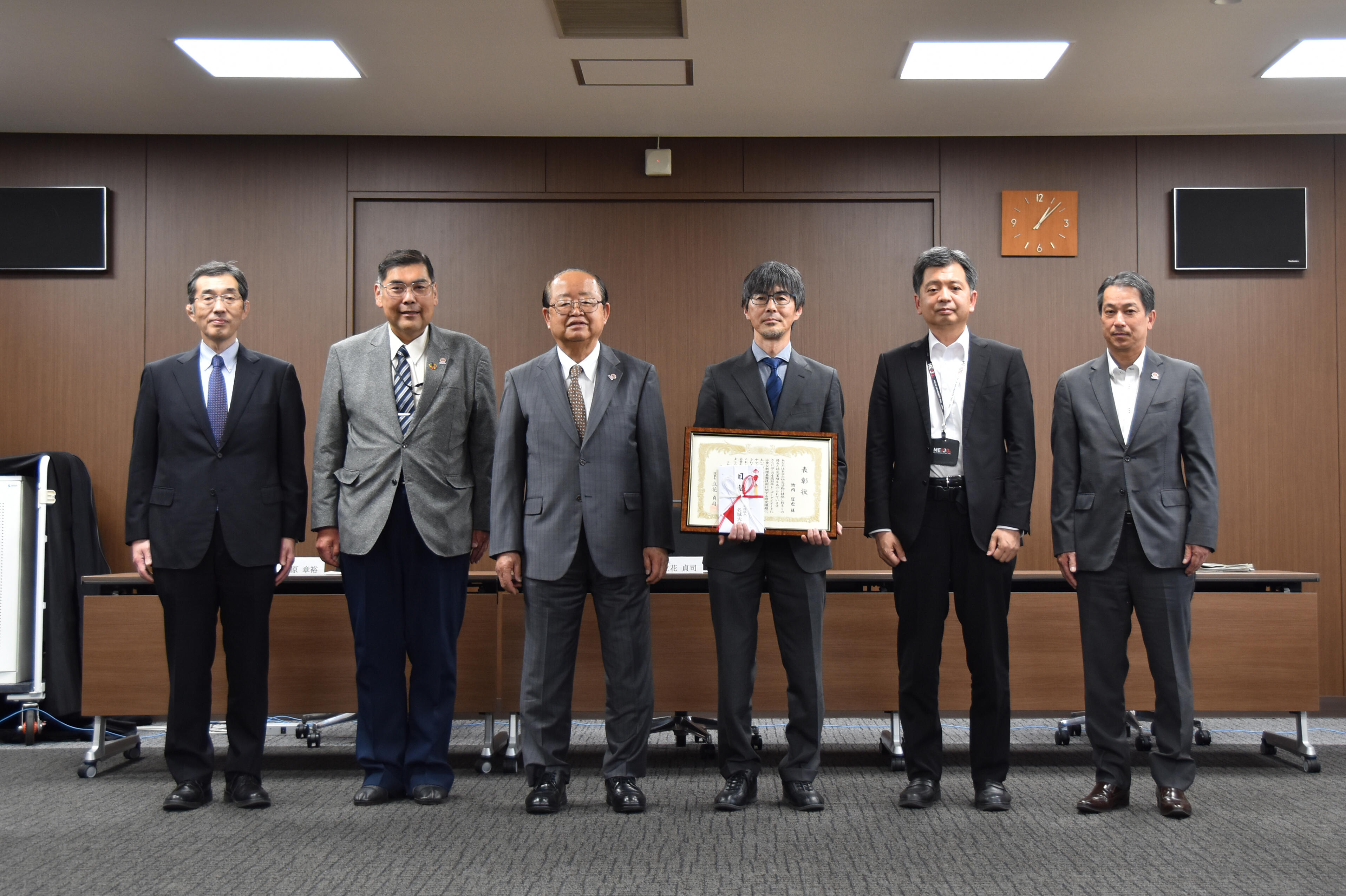 左から小髙学術研究支援センター長、小原学長、立花理事長、竹内教授、児玉理工学部長、武藤理事