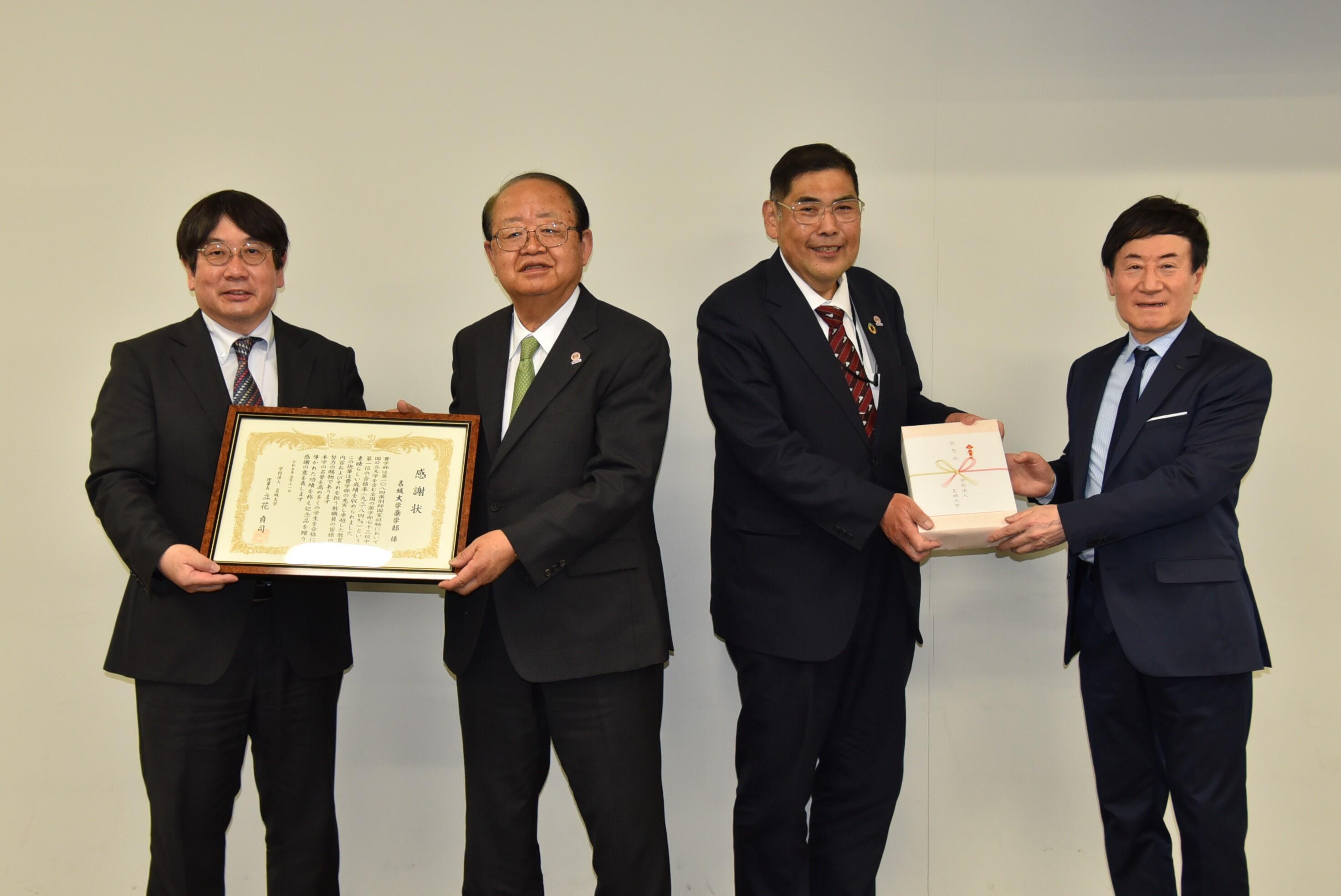感謝状贈呈式で。（左から）神野学部長、立花理事長、小原学長、飯田教授