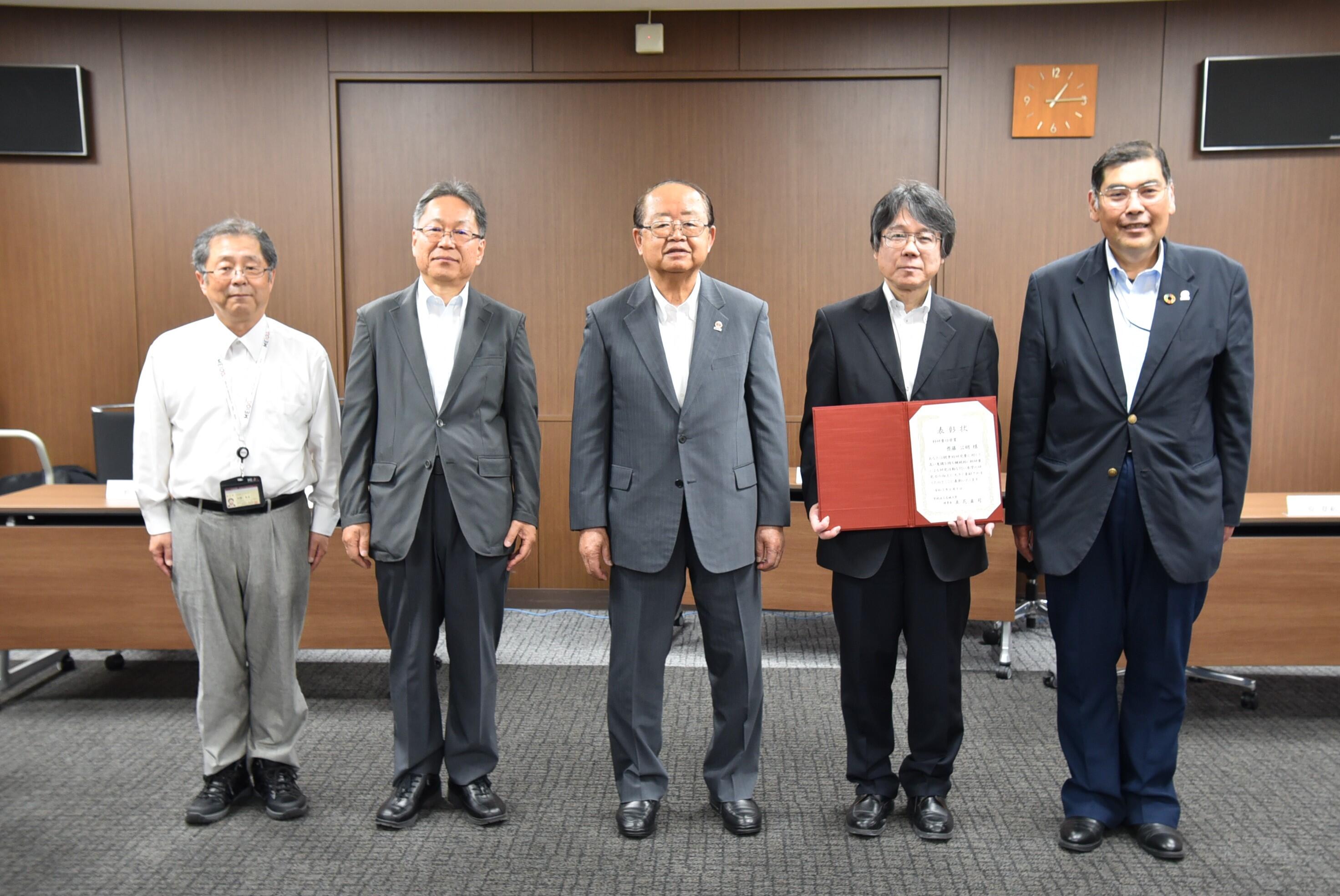 功労賞を受賞した齊藤教授（右から2人目）を囲む小原学長や立花理事長ら