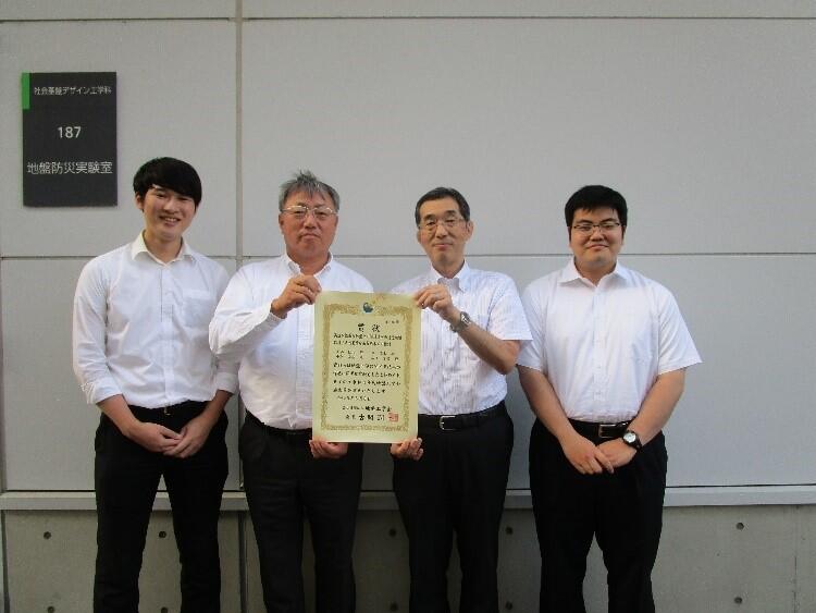 （左から）中村さん、李特任教授、小髙教授、山下さん