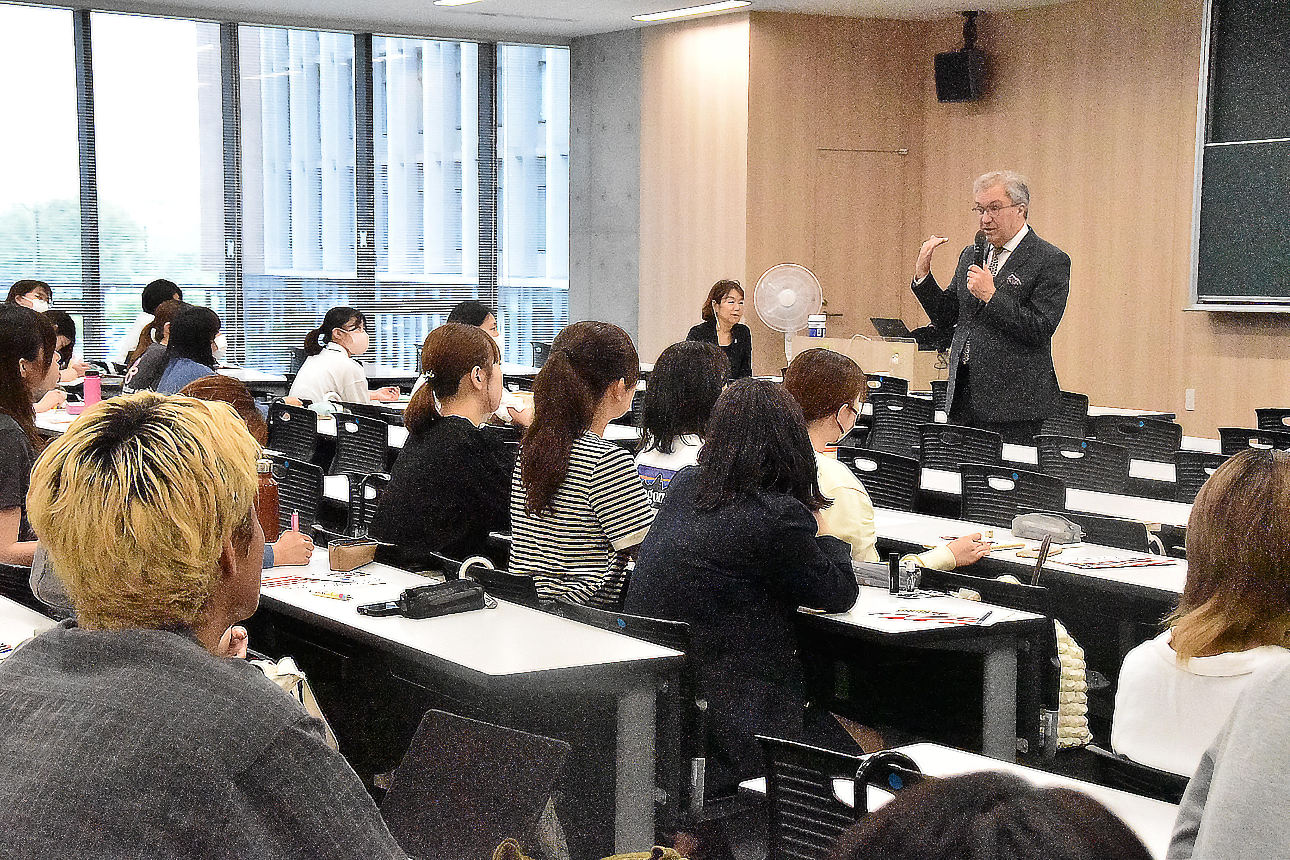 在名古屋米国領事館首席領事のマシュー・センザー氏を招いて講演