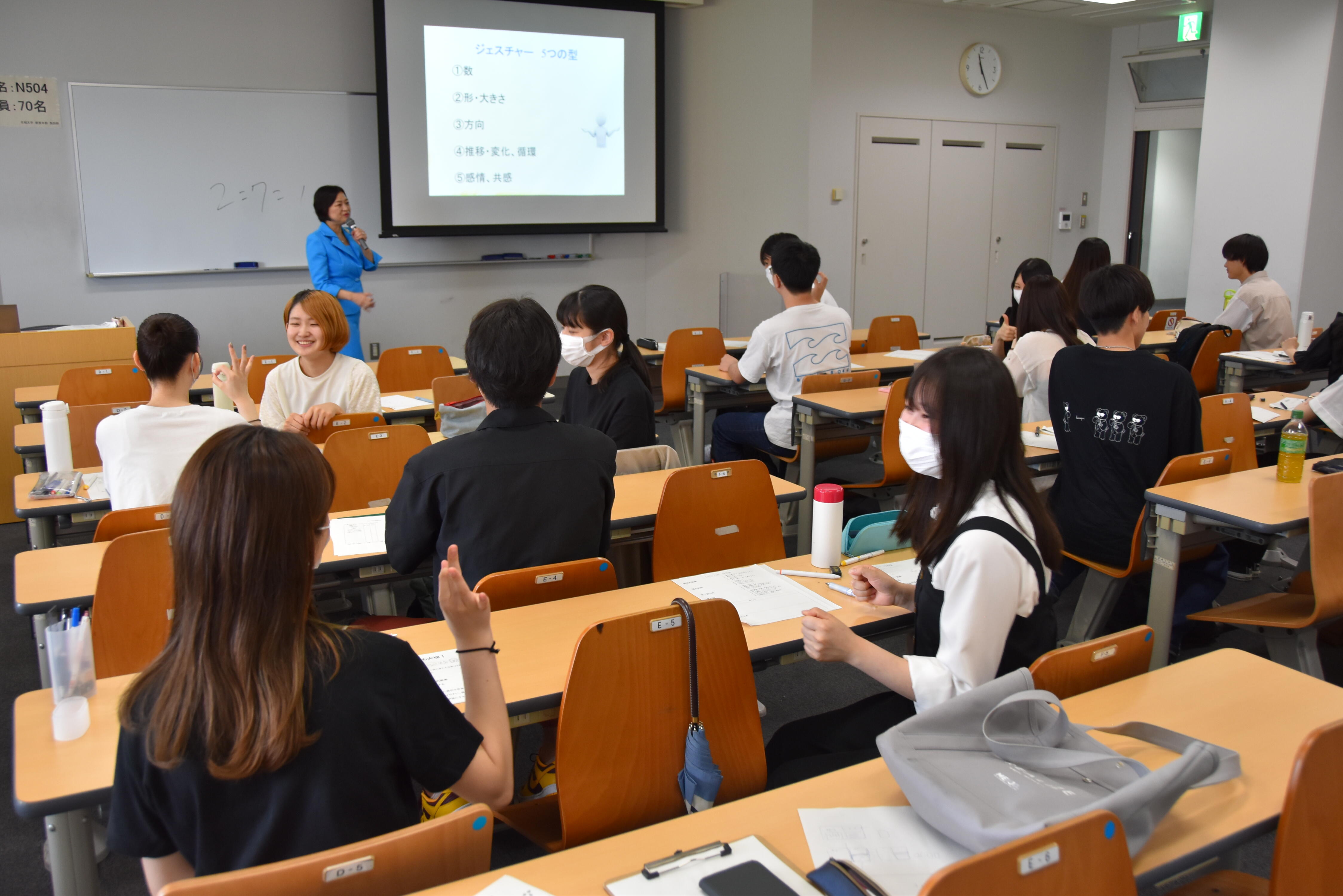 コミュニケーションのトレーニング方法を実践する学生たち
