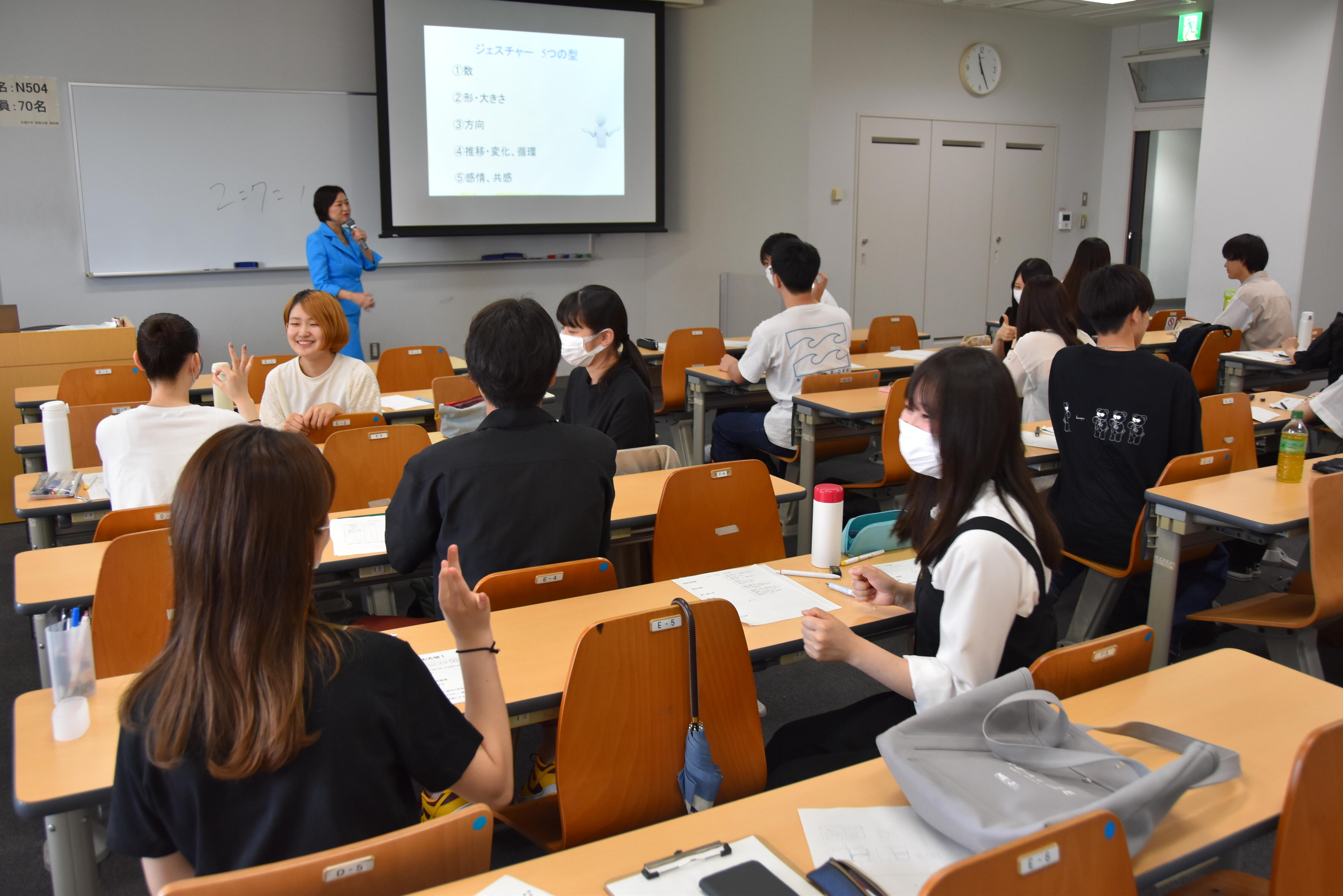 コミュニケーションのトレーニング方法を実践する学生たち