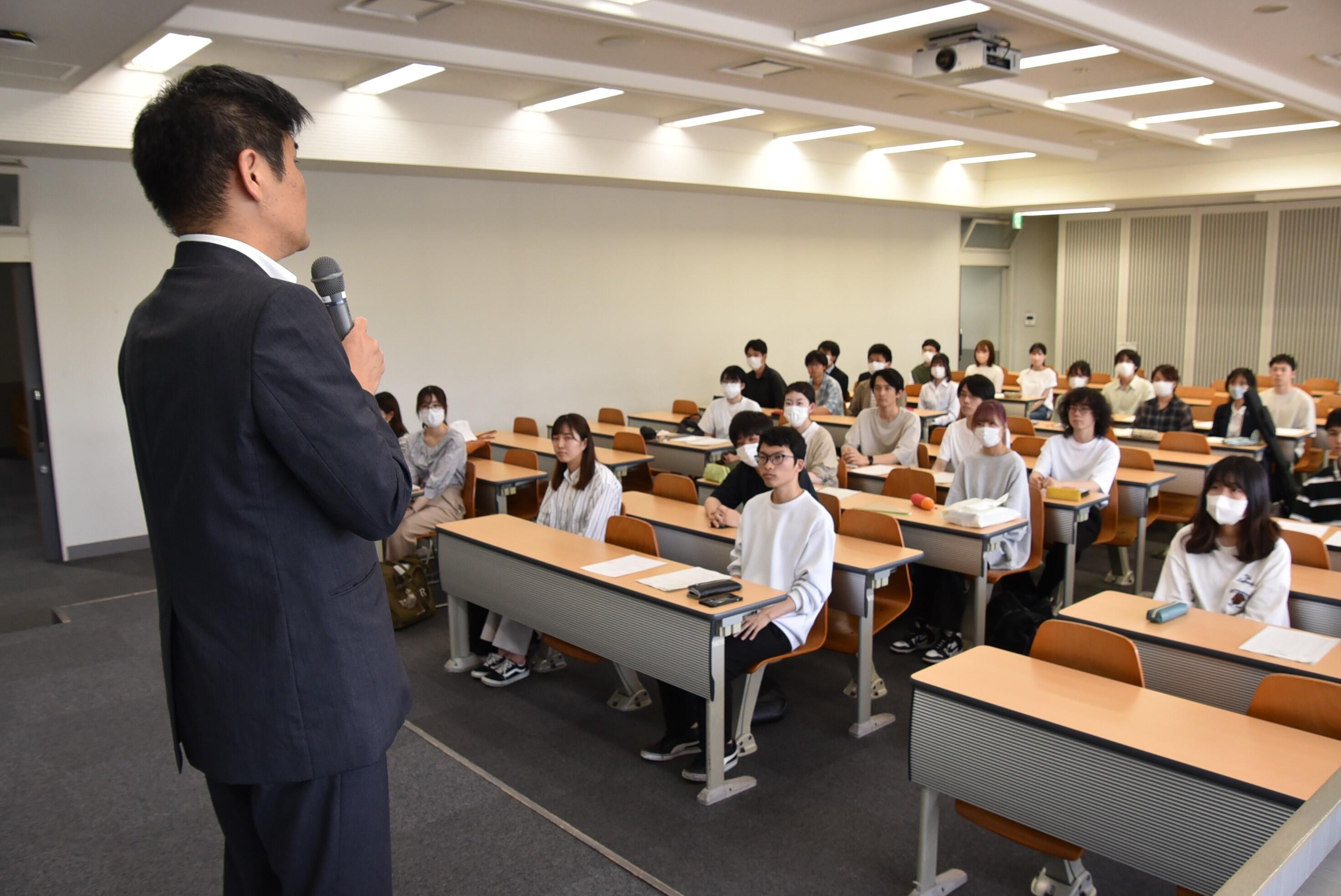 講評を聴く学生たち