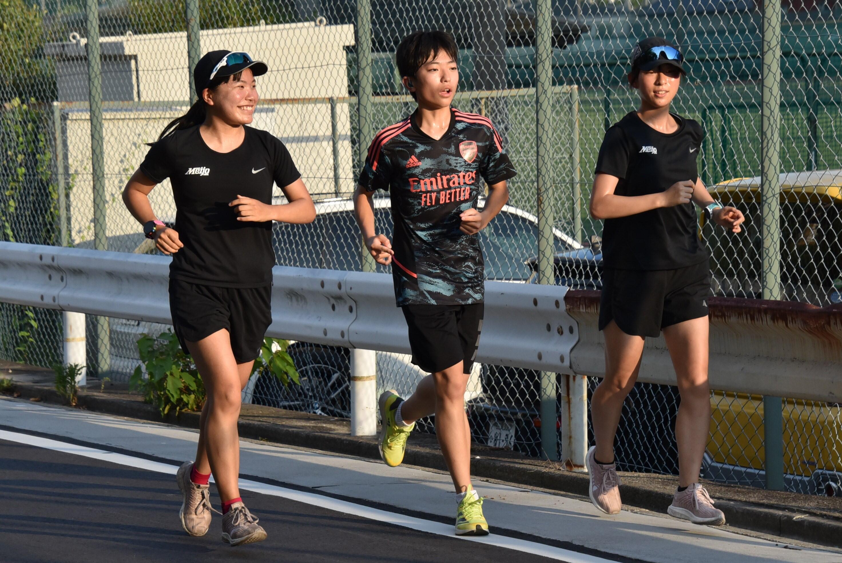 女子駅伝部の選手の伴走で3㌔を走る望月さん