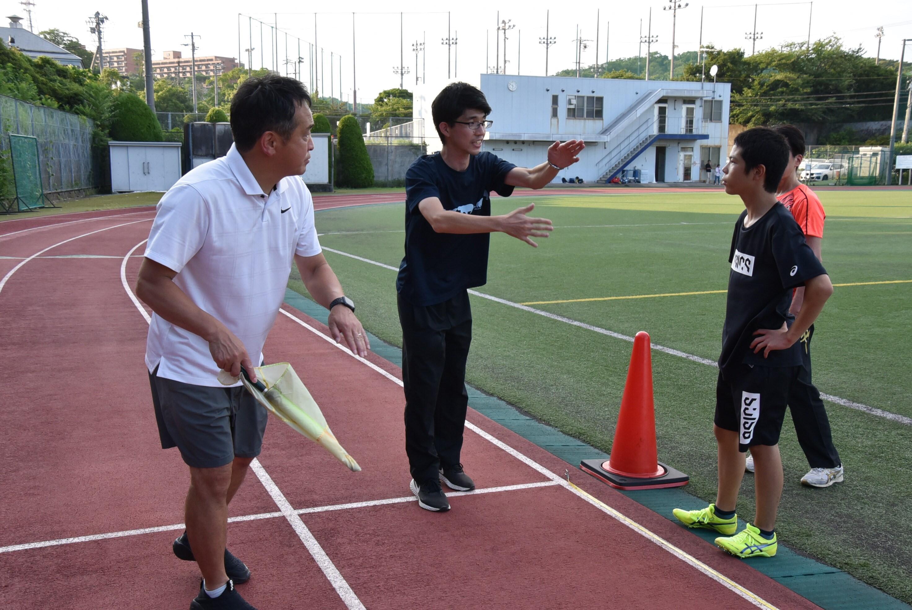 米田監督からマンツーマンで指導を受ける岡田さん（右）