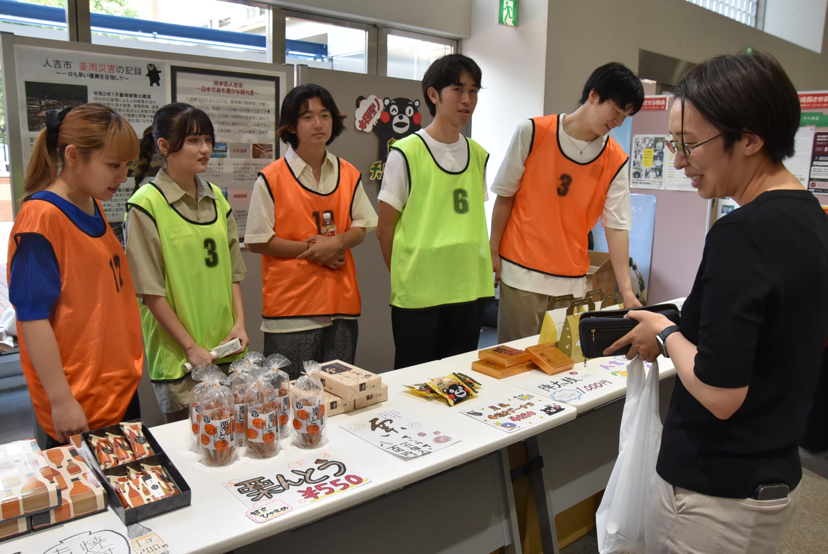 昼休みの学生や教職員らが品定め