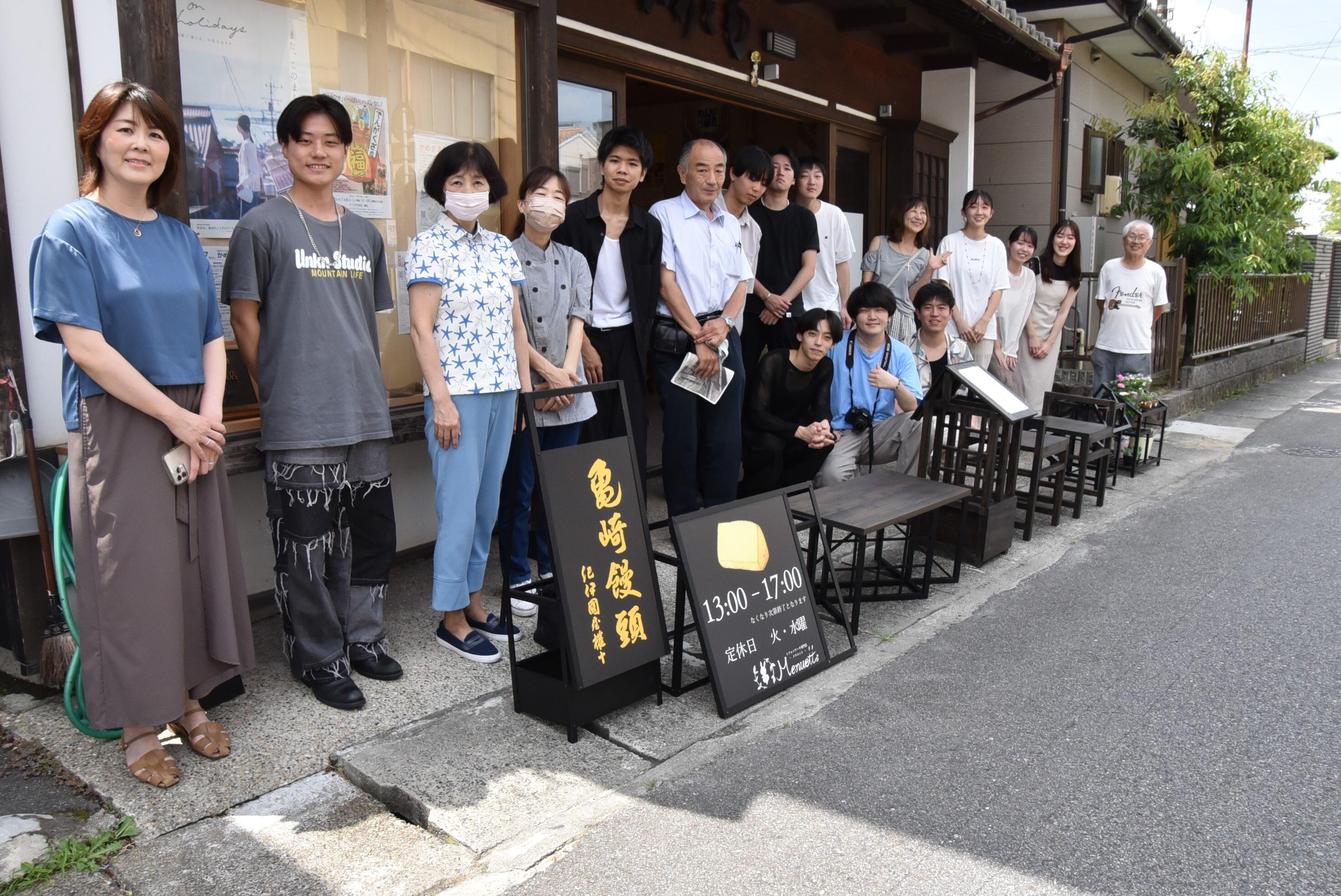 作品を前にする生田教授（左端）と学生、亀崎町の皆さん