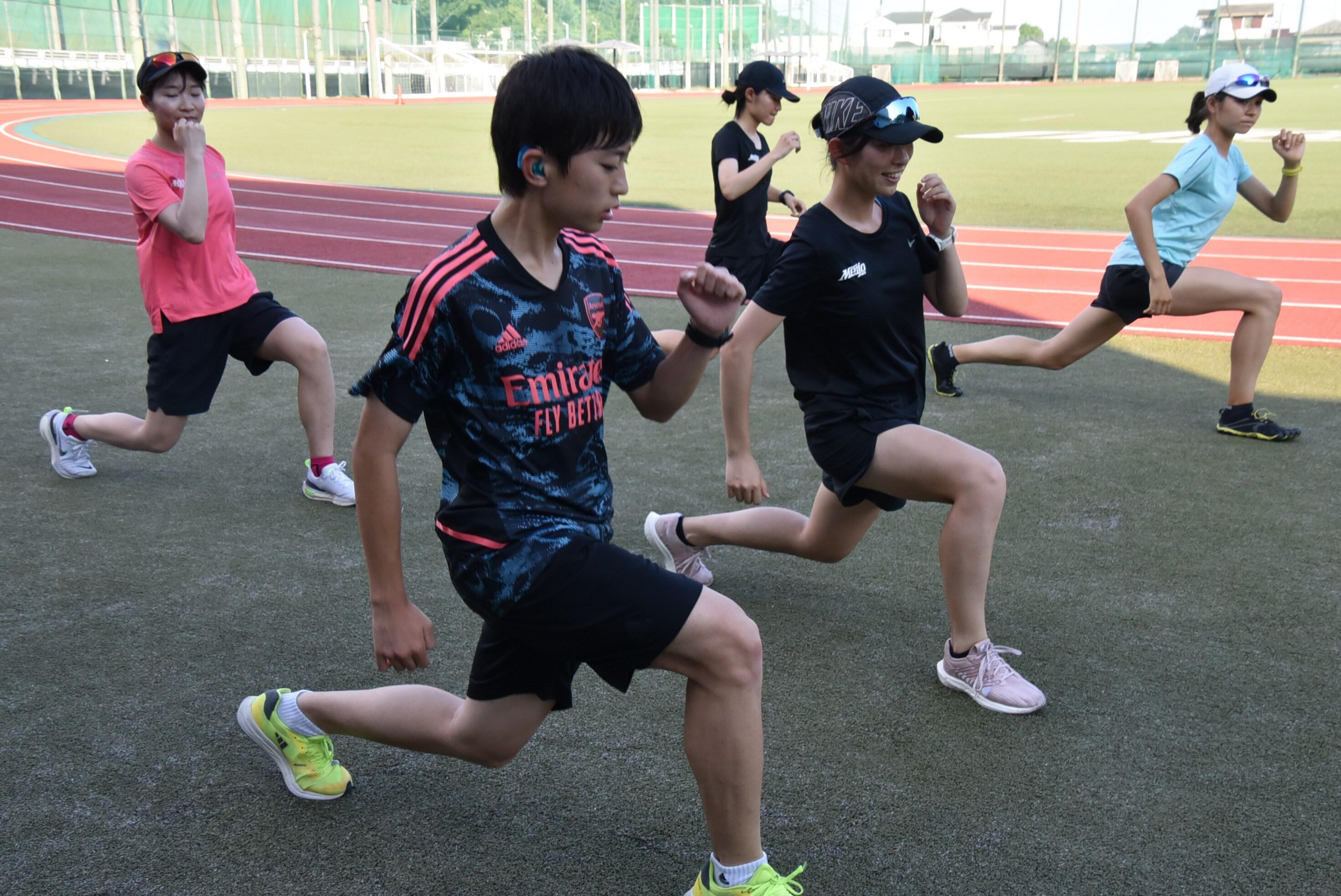 女子駅伝部と一緒にストレッチ