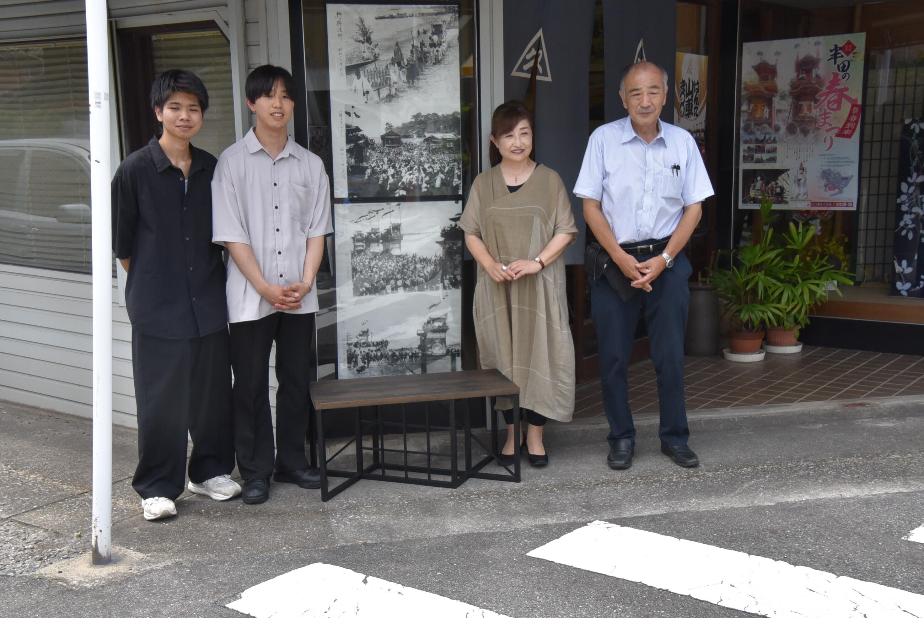 「久栄丸呉服店」のふたりがけベンチ