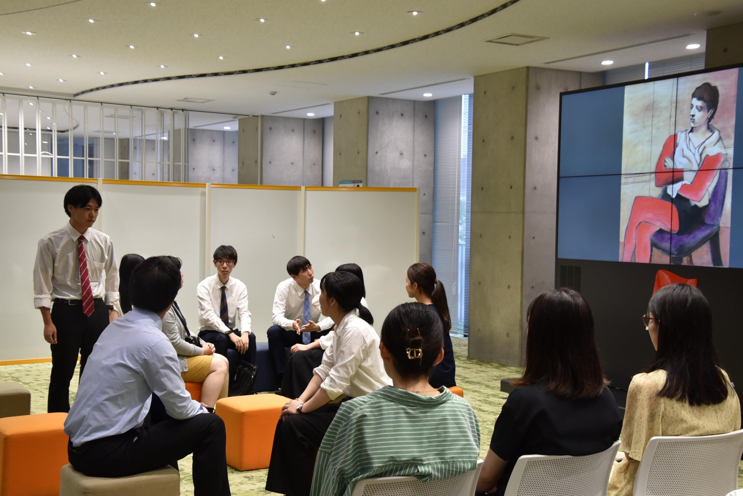 shakeを美術館のロビーに見立てて上演