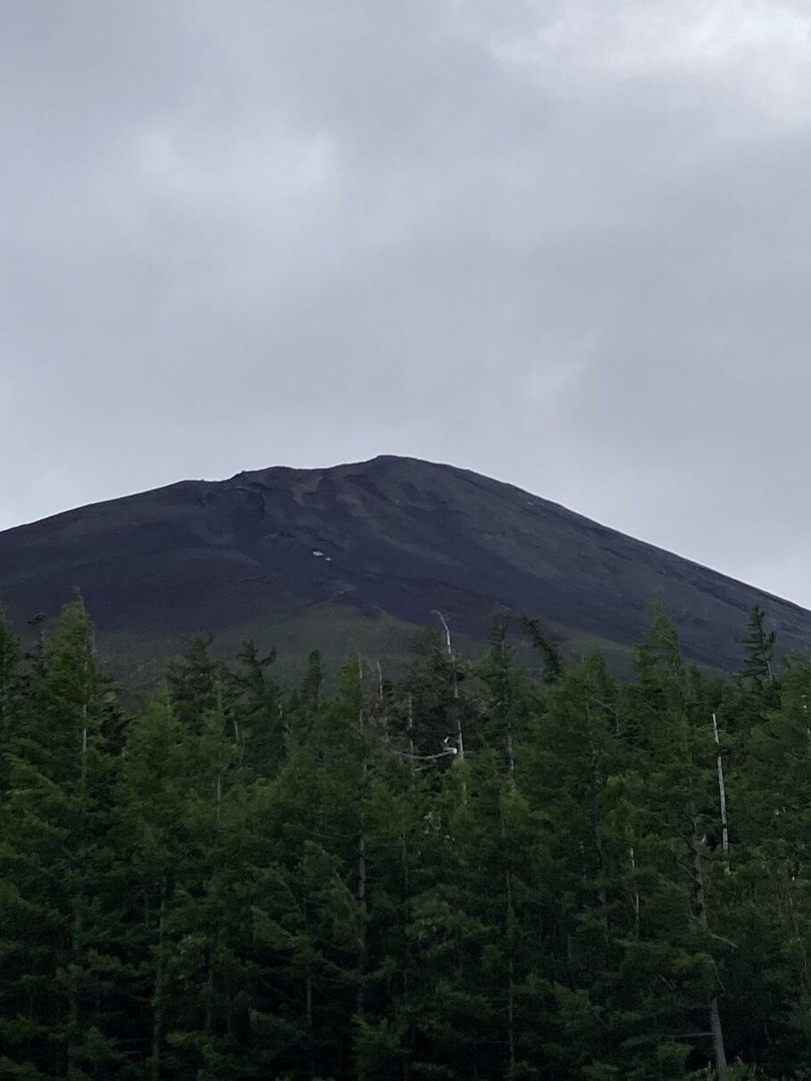 富士山五合目から眺める山頂の様子