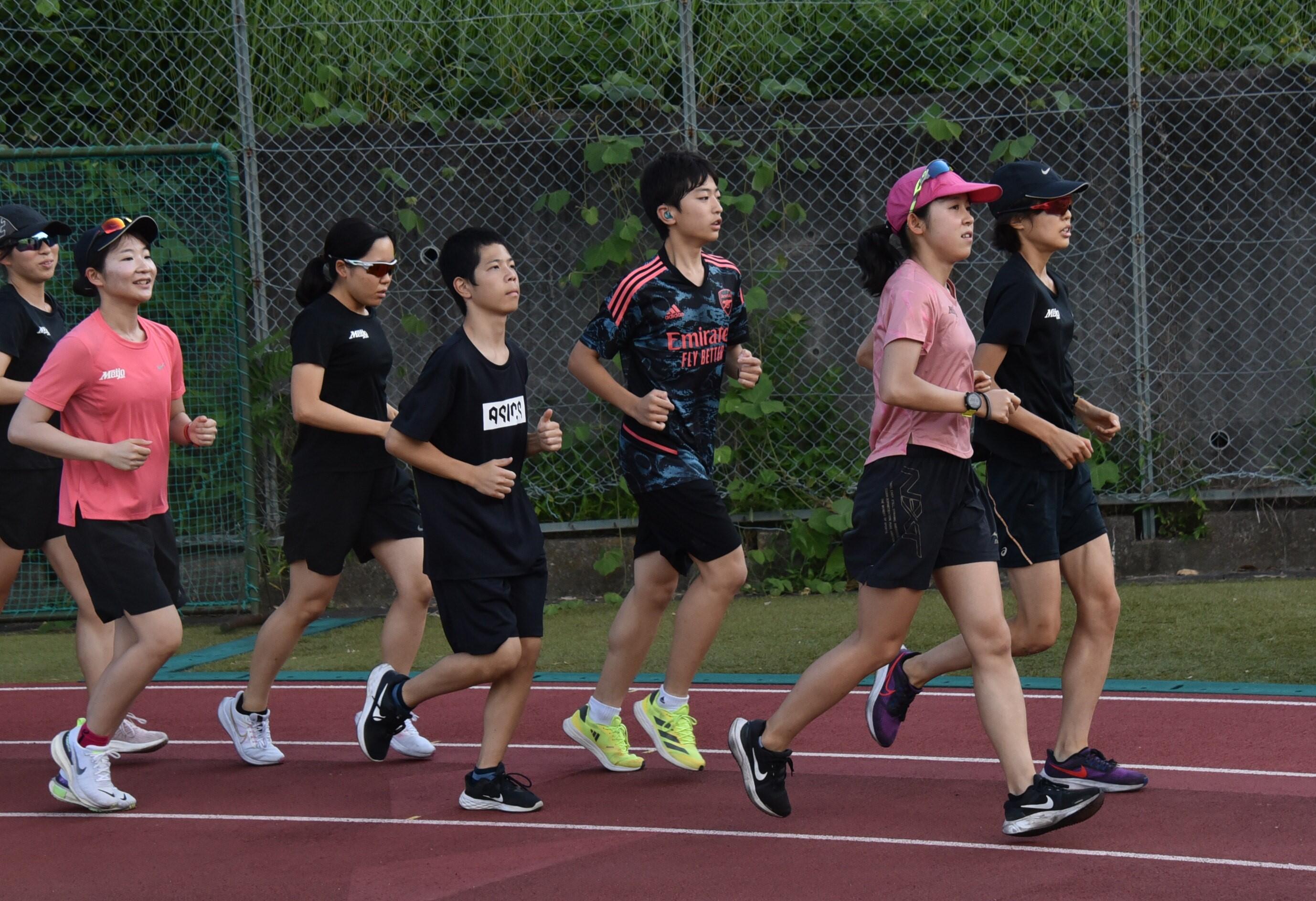 女子駅伝部と一緒にウオーミングアップでグラウンドを1周