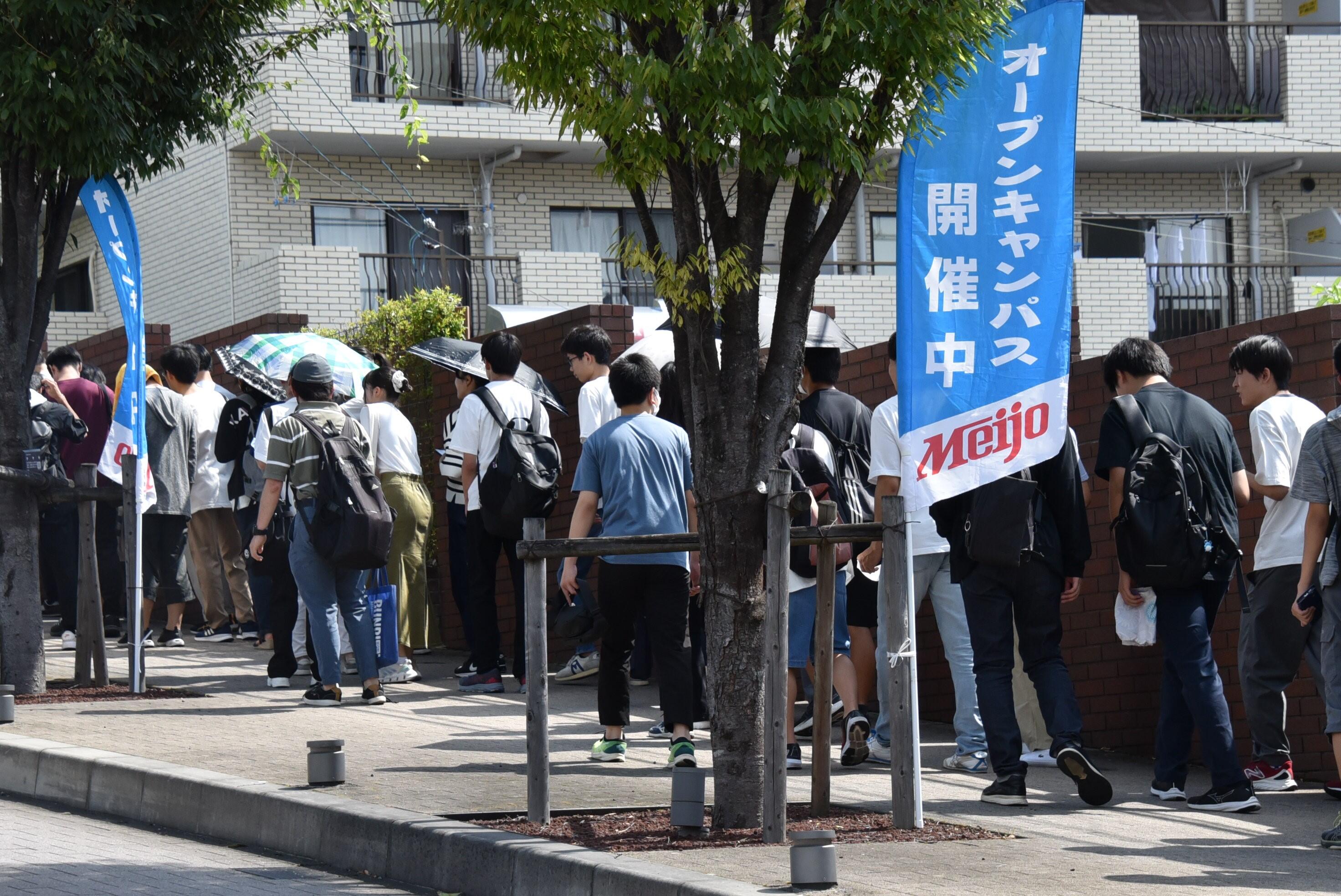 受付に向かう来場者の列