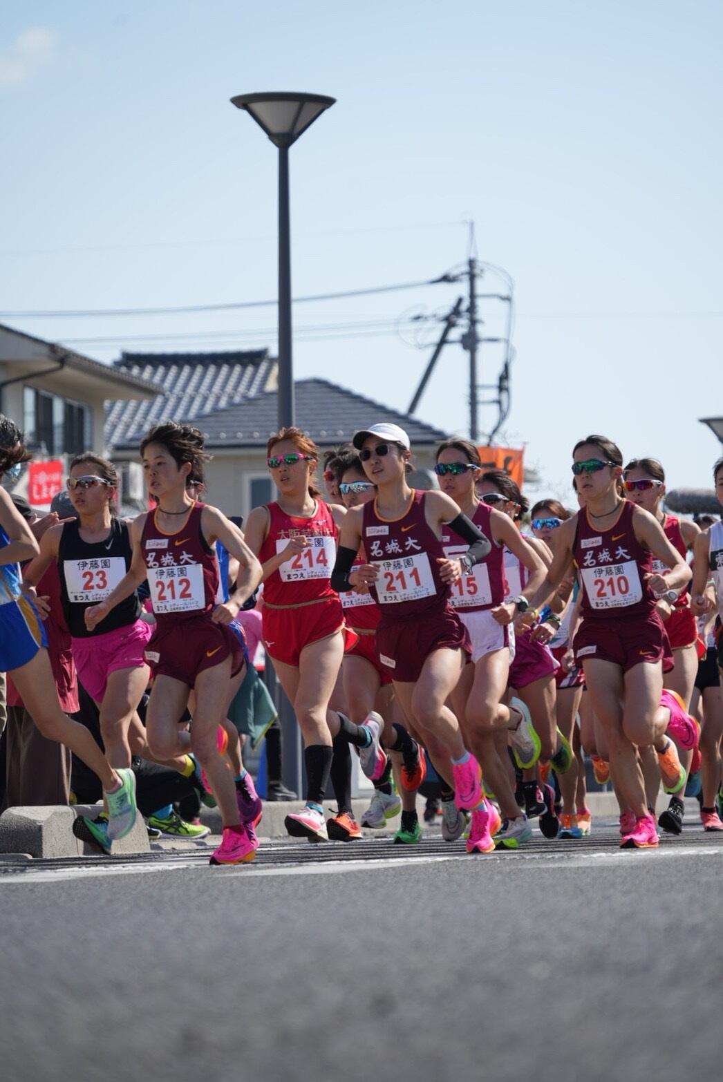 日本学生女子ハーフマラソンで力走する原田選手（ゼッケン212）