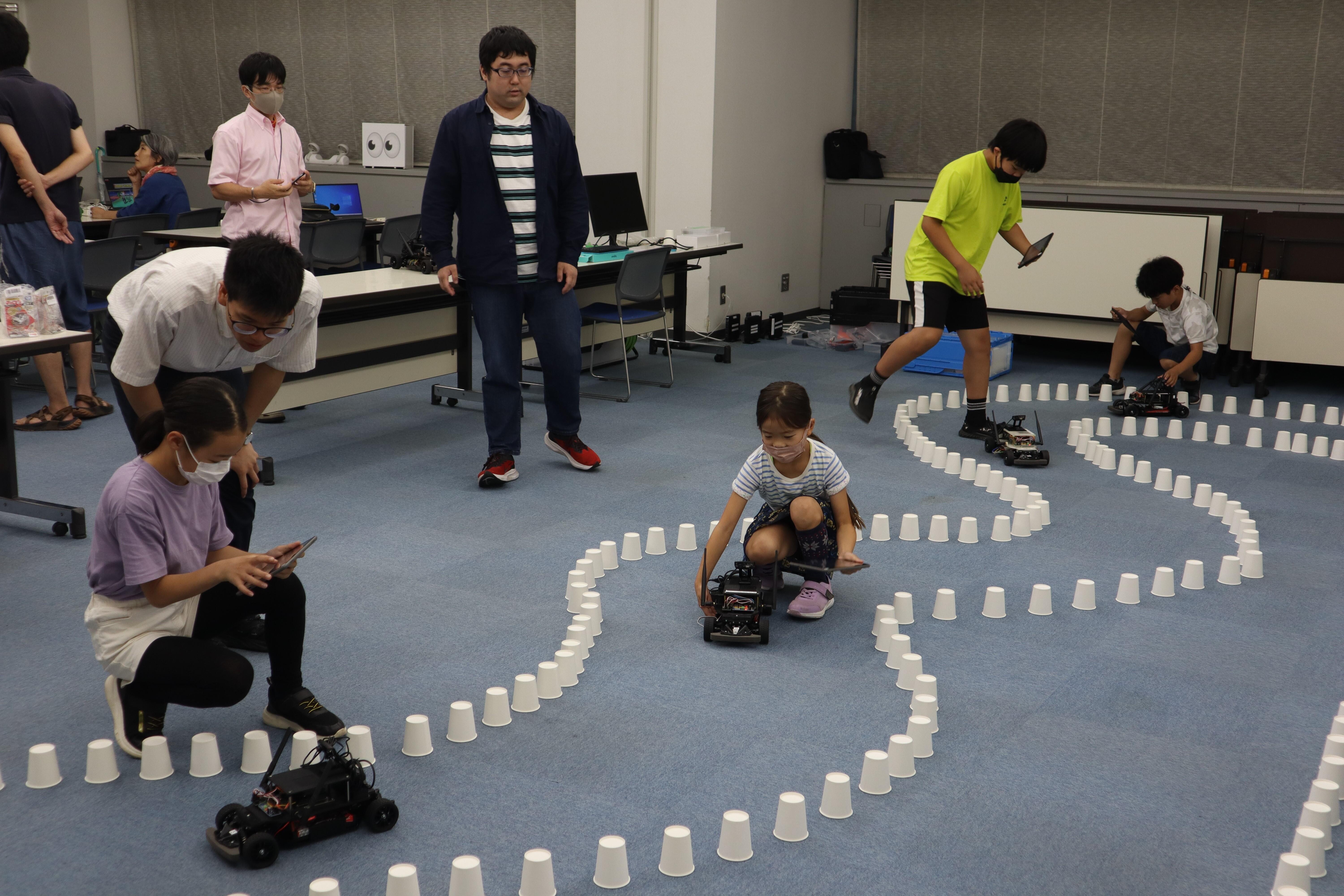 自動運転ロボットを体験する子ども向け公開講座
