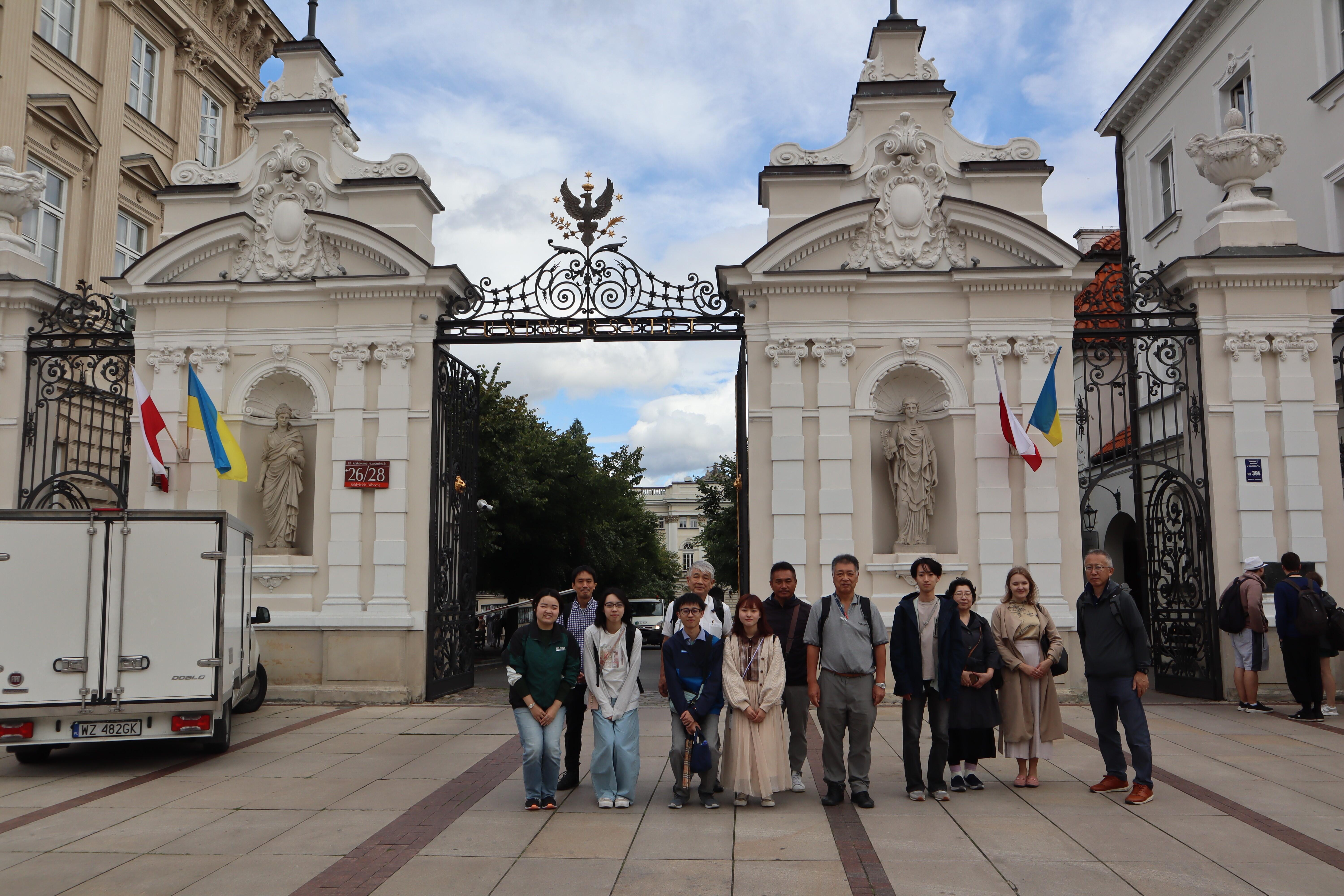 ワルシャワ大学の門の前で記念撮影