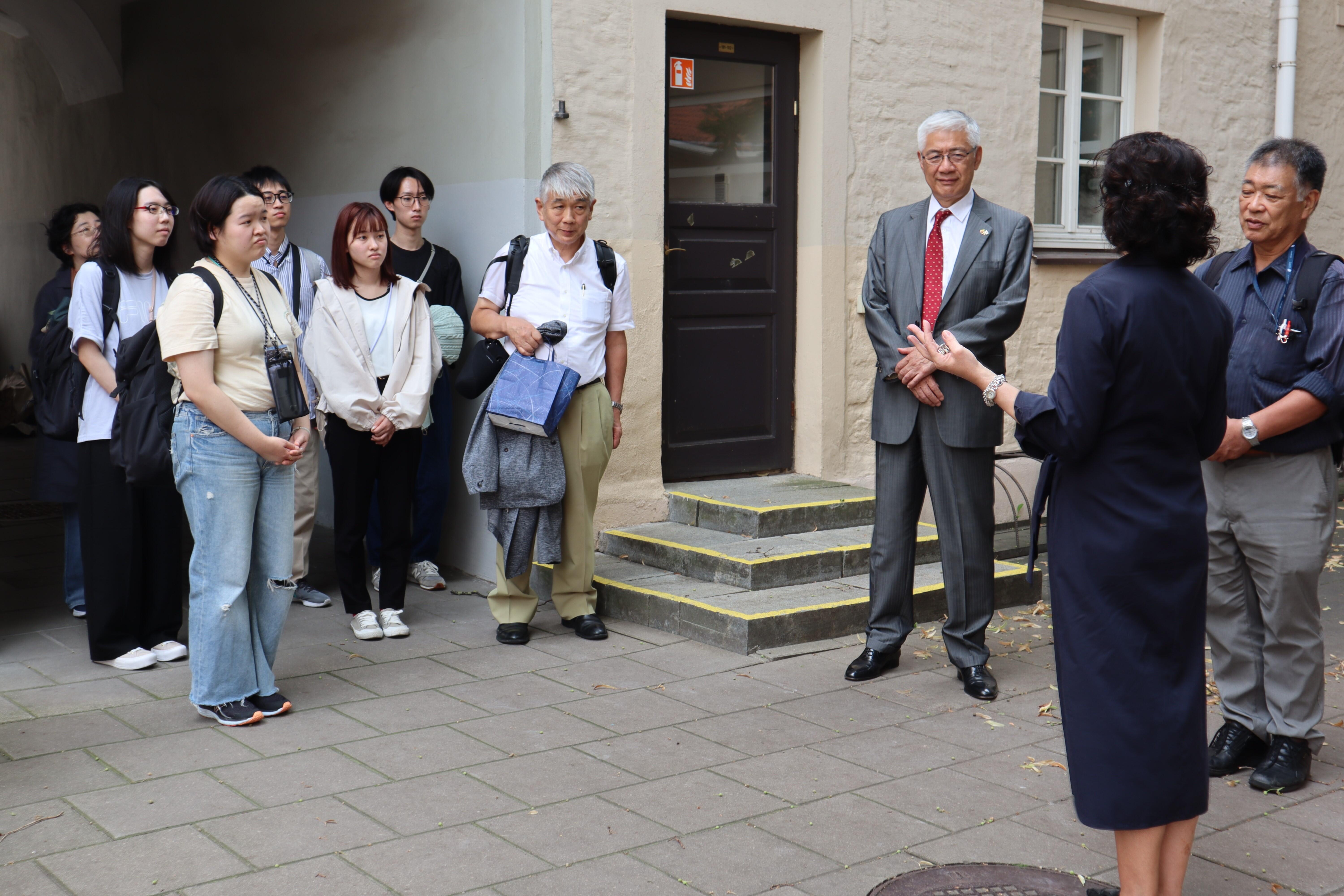 ヴィリニュス大学の見学には尾崎哲・駐リトアニア大使（右から3人目）も同行