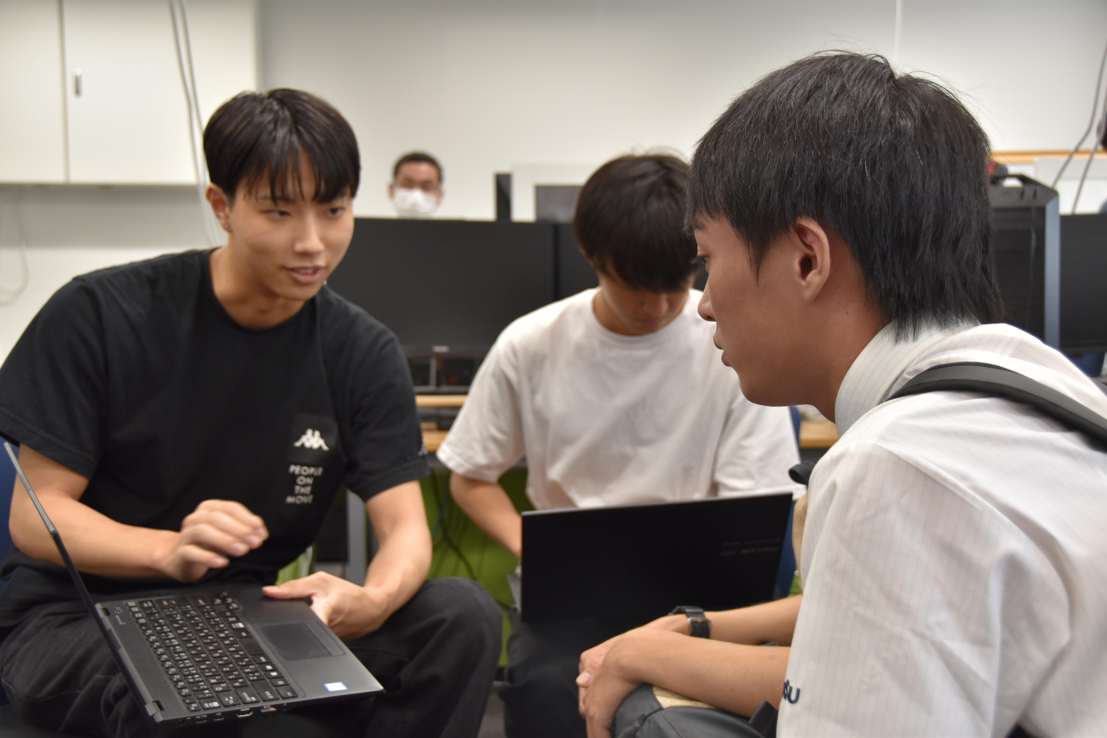 電気電子工学科の増山研究室の学生から説明を受ける生徒