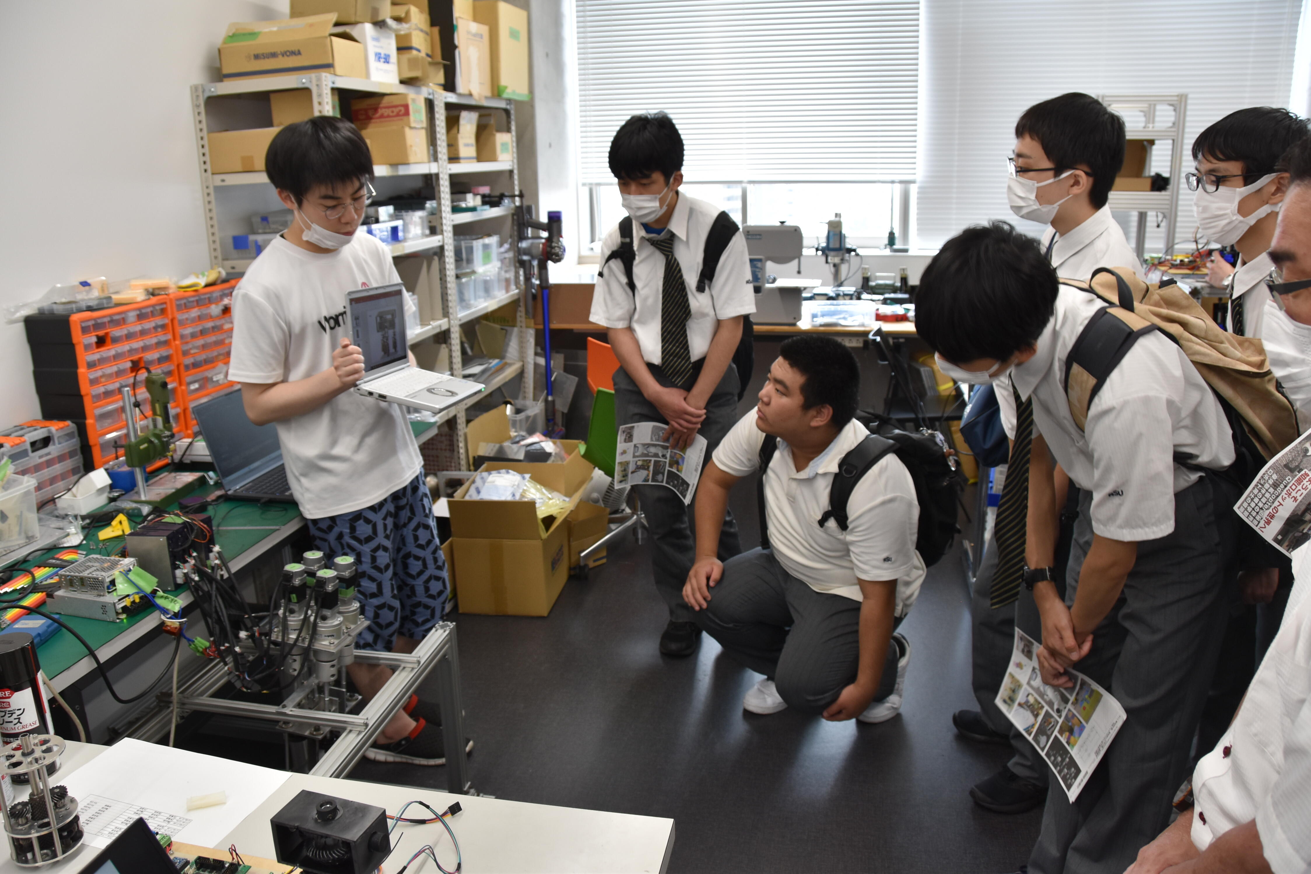 メカトロニクス工学科の芦澤研究室で説明を受ける生徒