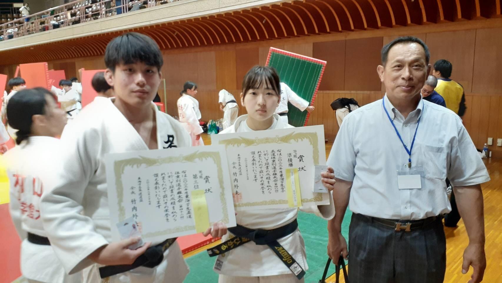 （左から）高橋選手、成田選手、平野監督