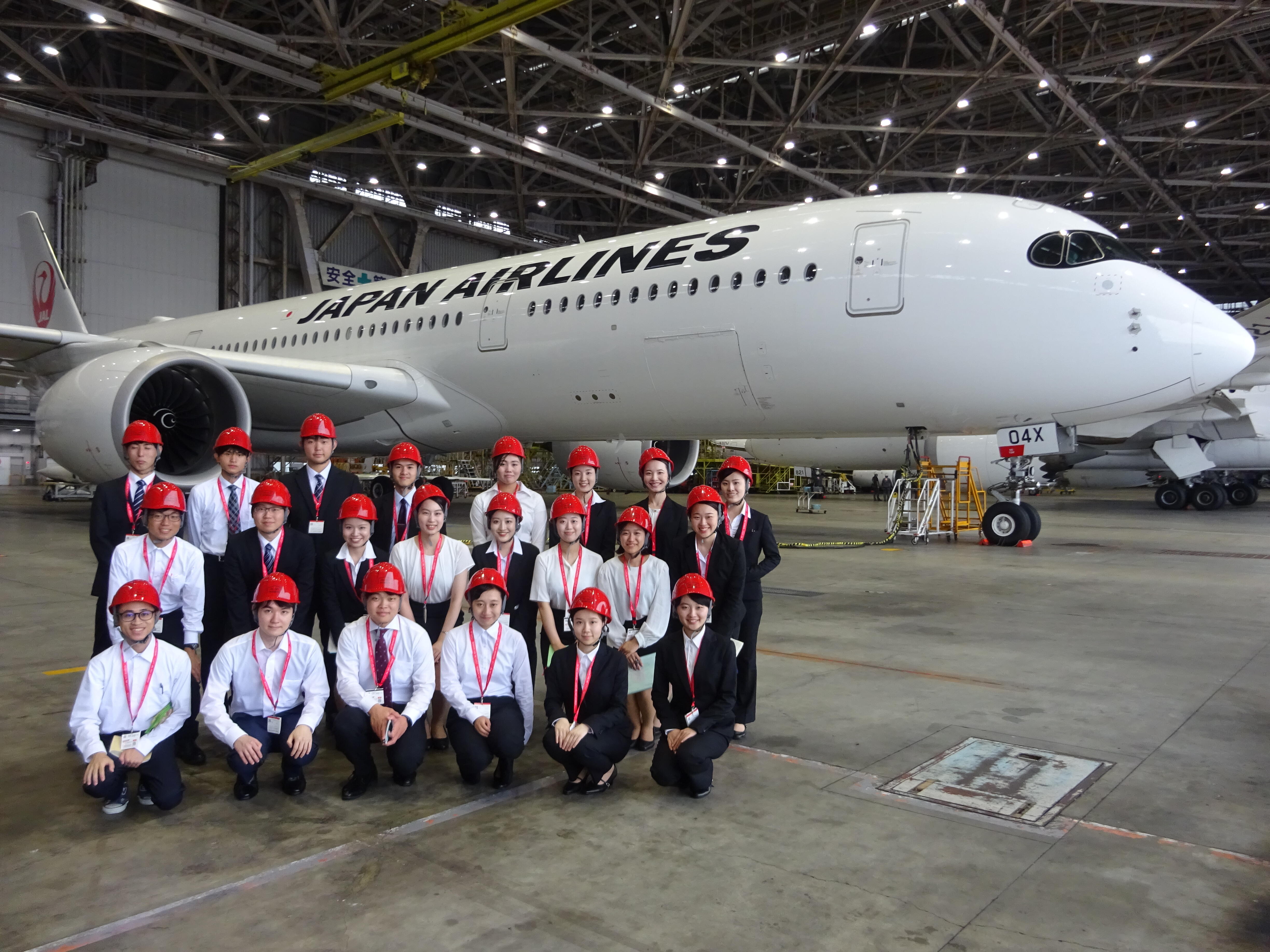 大きな飛行機を背景に、興奮がさめません!