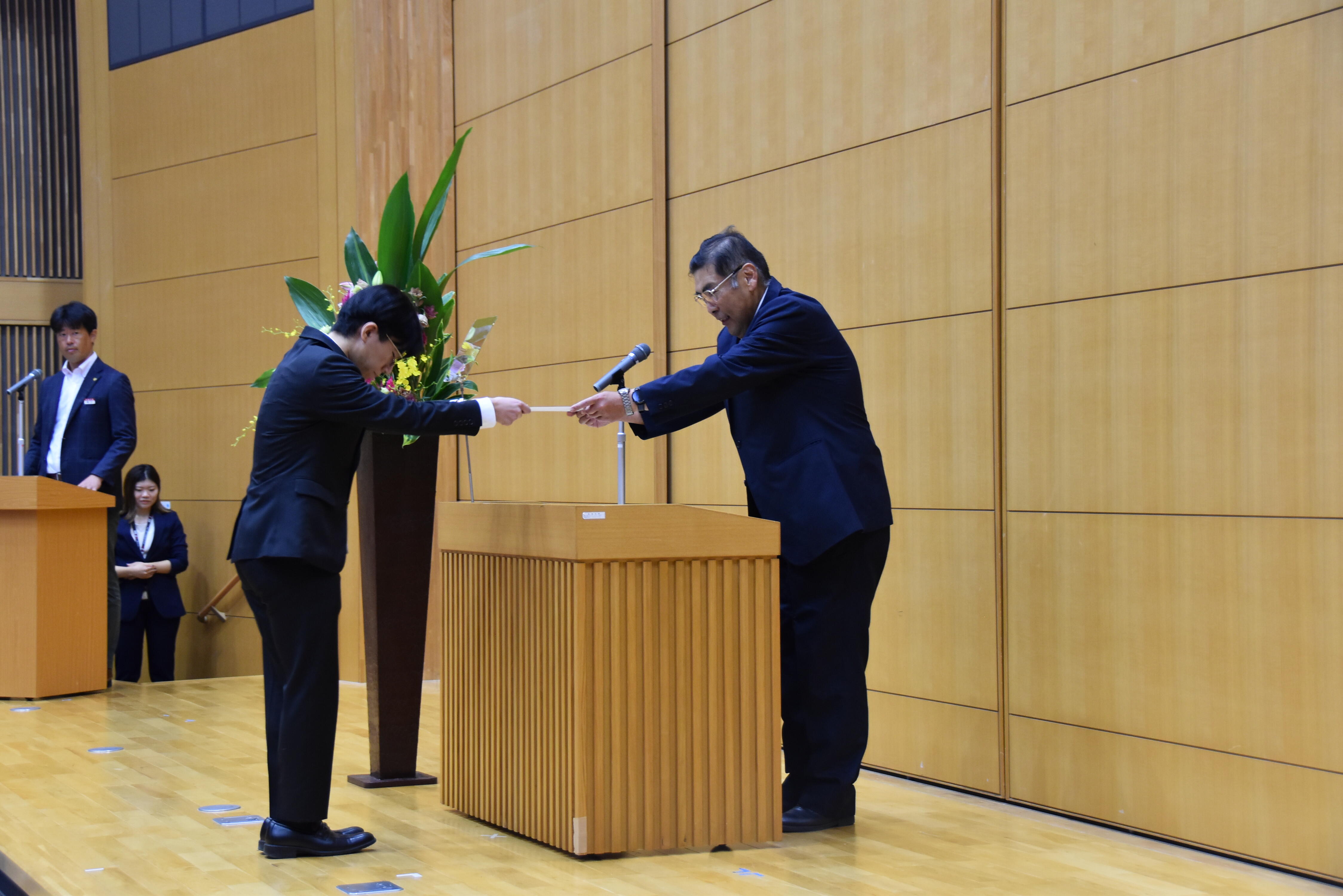 学業優秀奨励者を代表して通知書を受ける牛鼻竜之介さん