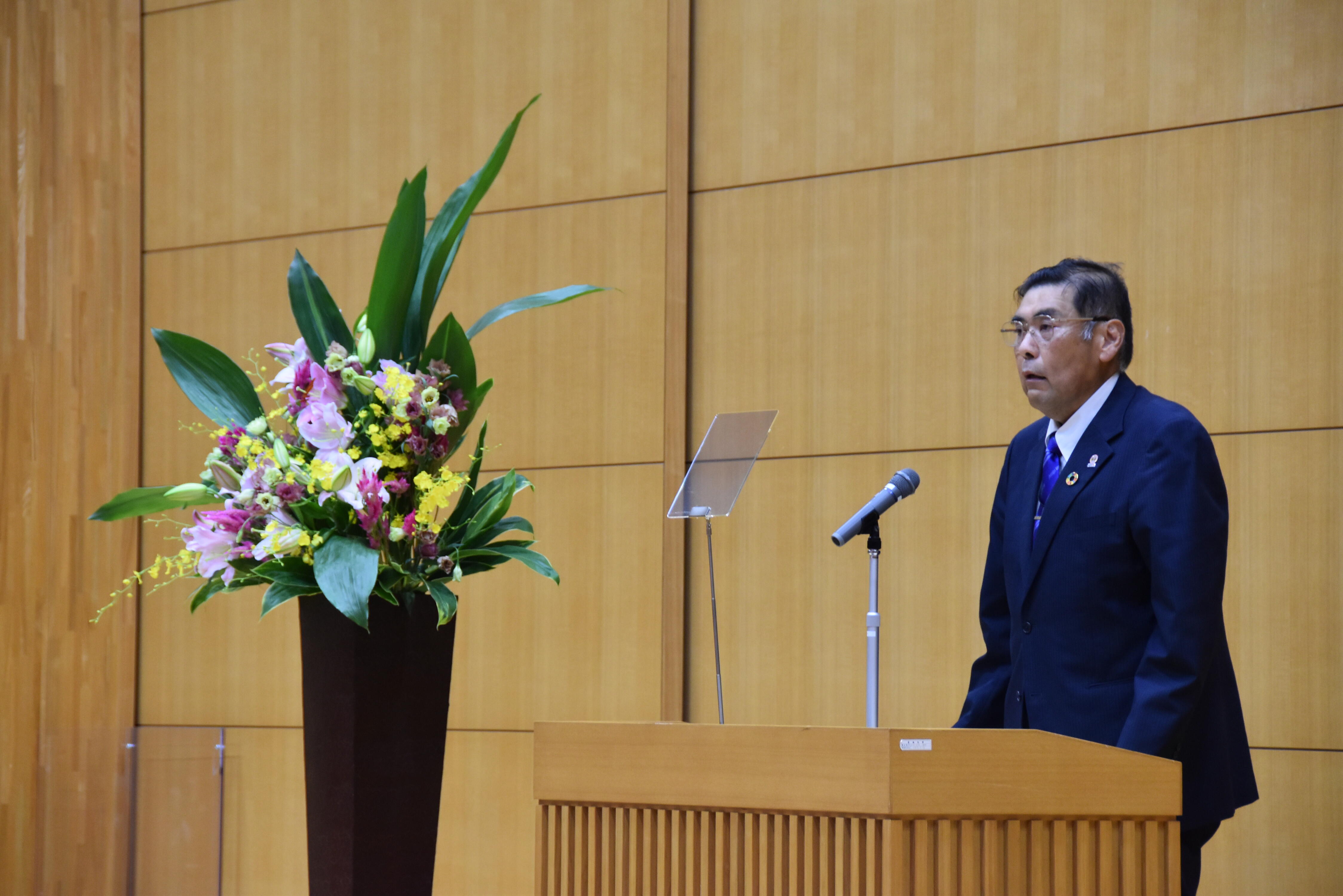 あいさつする小原学長