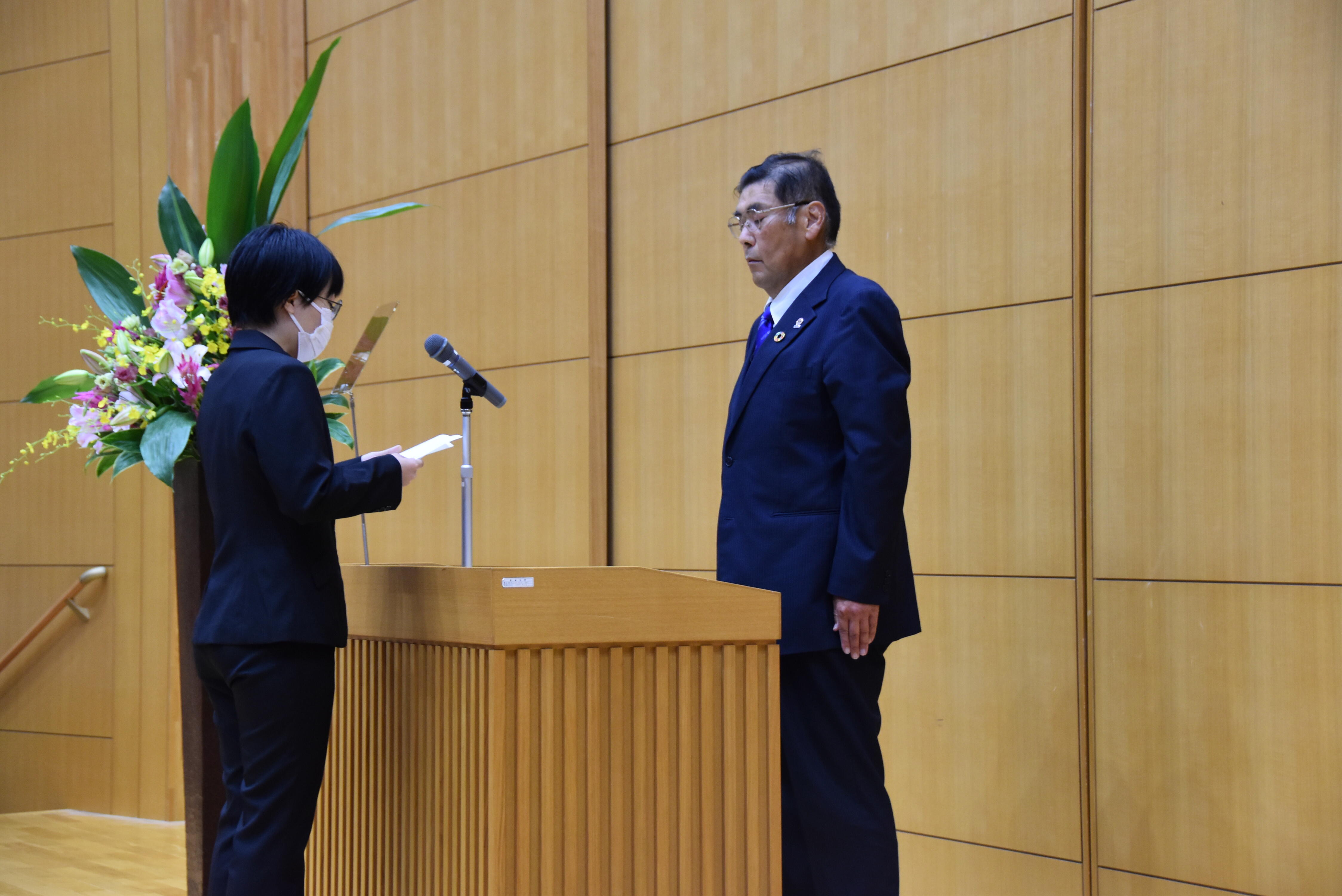 謝辞を述べる伴真悠子さん